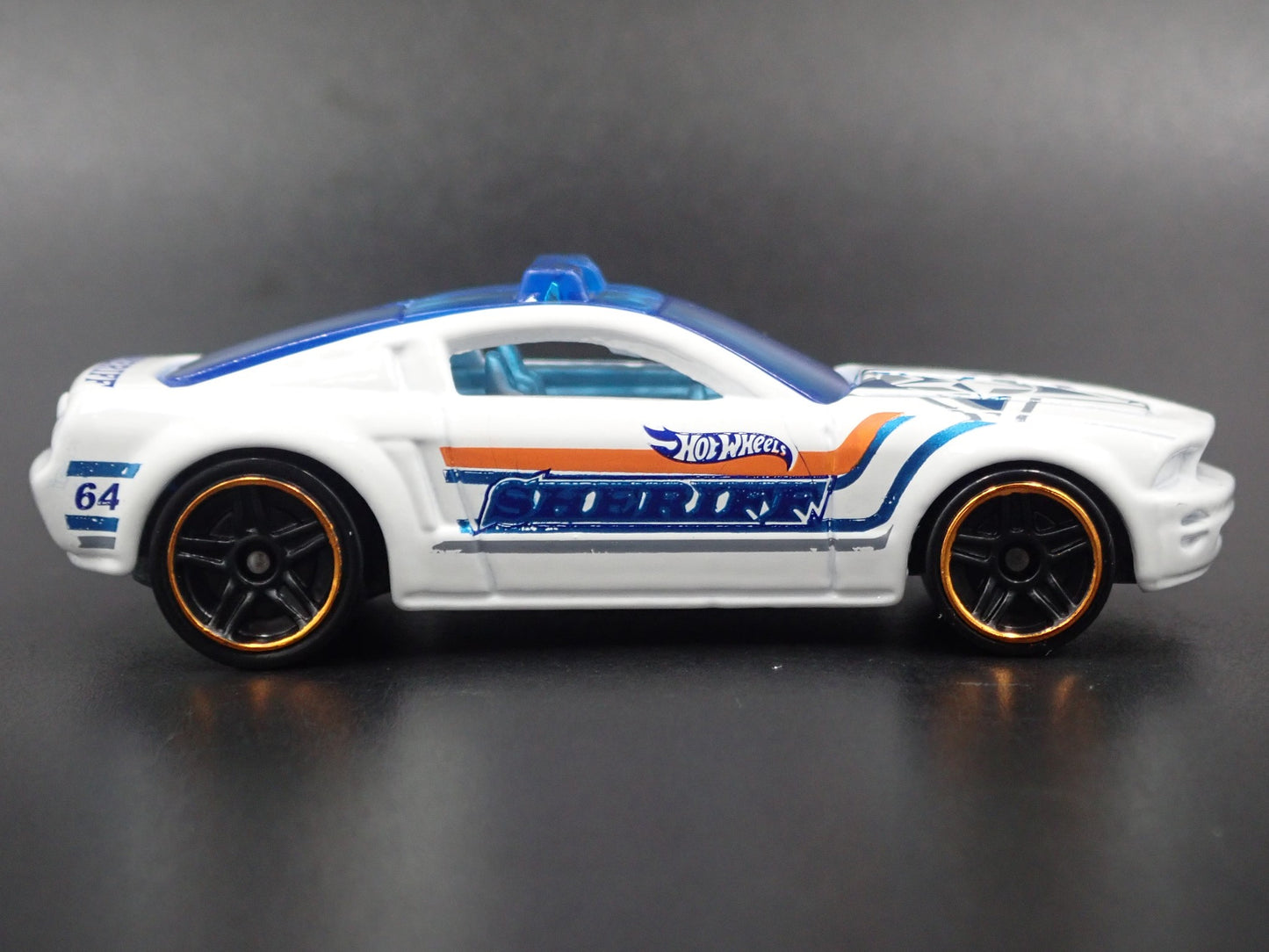 2005 05 FORD MUSTANG GT CONCEPT SHERIFF 1:64 SCALE DIORAMA DIECAST MODEL CAR