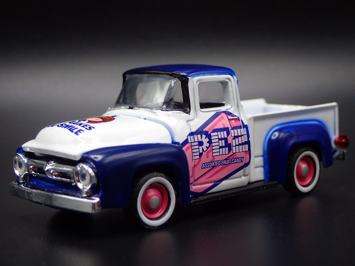 1956 56 FORD F100 PICKUP TRUCK PEZ WHITE 1:64 SCALE DIORAMA DIECAST MODEL CAR