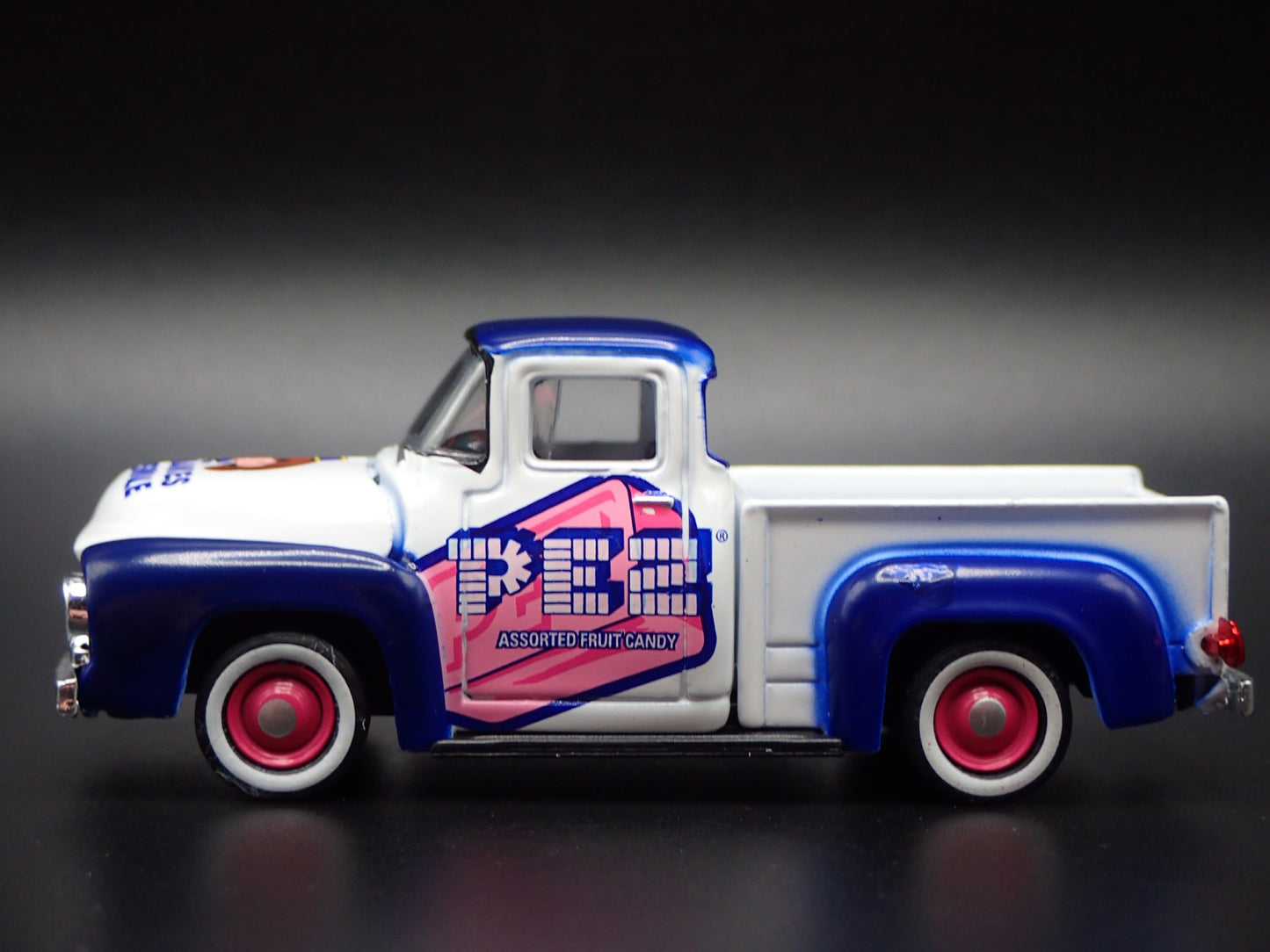 1956 56 FORD F100 PICKUP TRUCK PEZ WHITE 1:64 SCALE DIORAMA DIECAST MODEL CAR