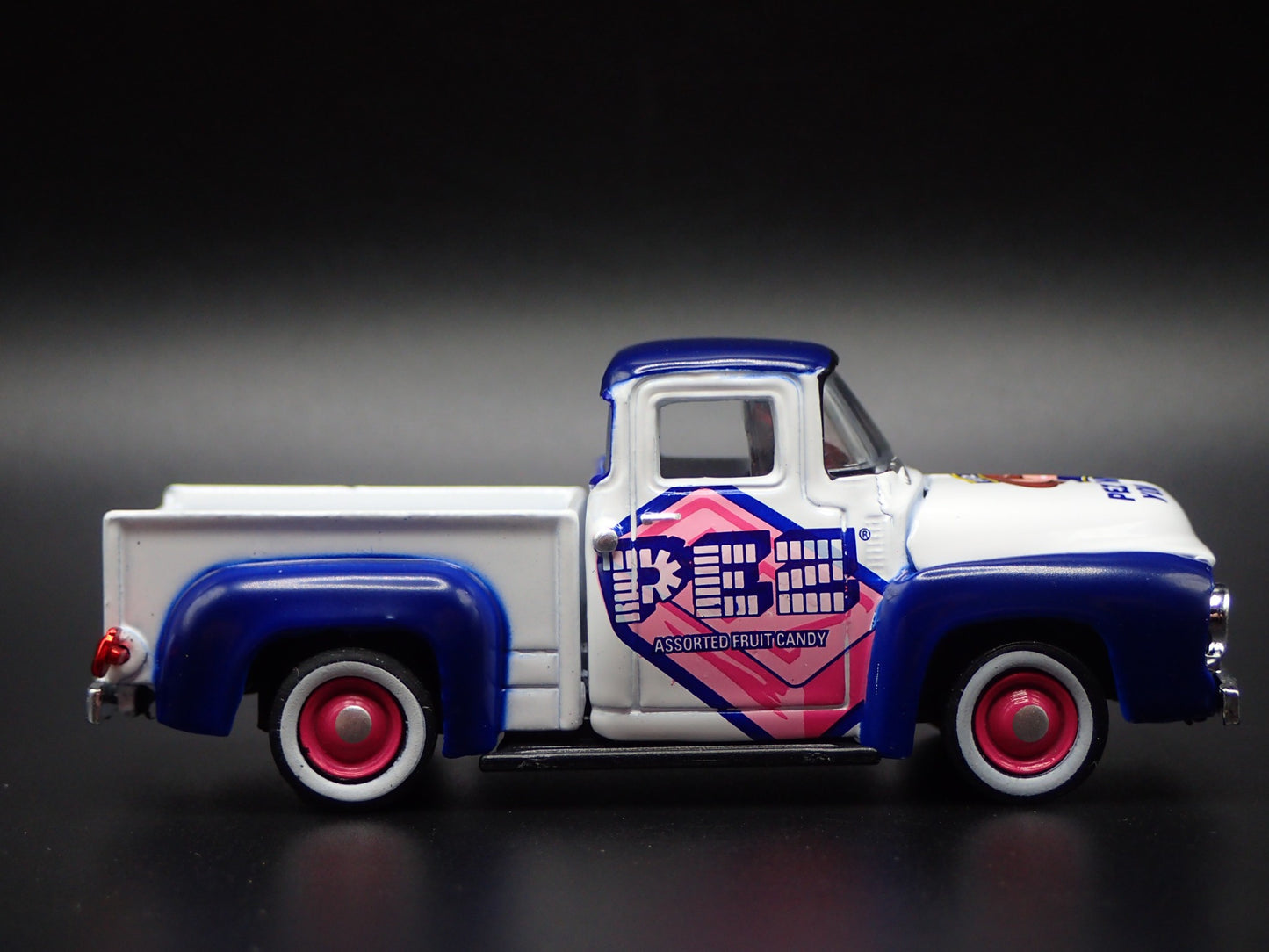 1956 56 FORD F100 PICKUP TRUCK PEZ WHITE 1:64 SCALE DIORAMA DIECAST MODEL CAR