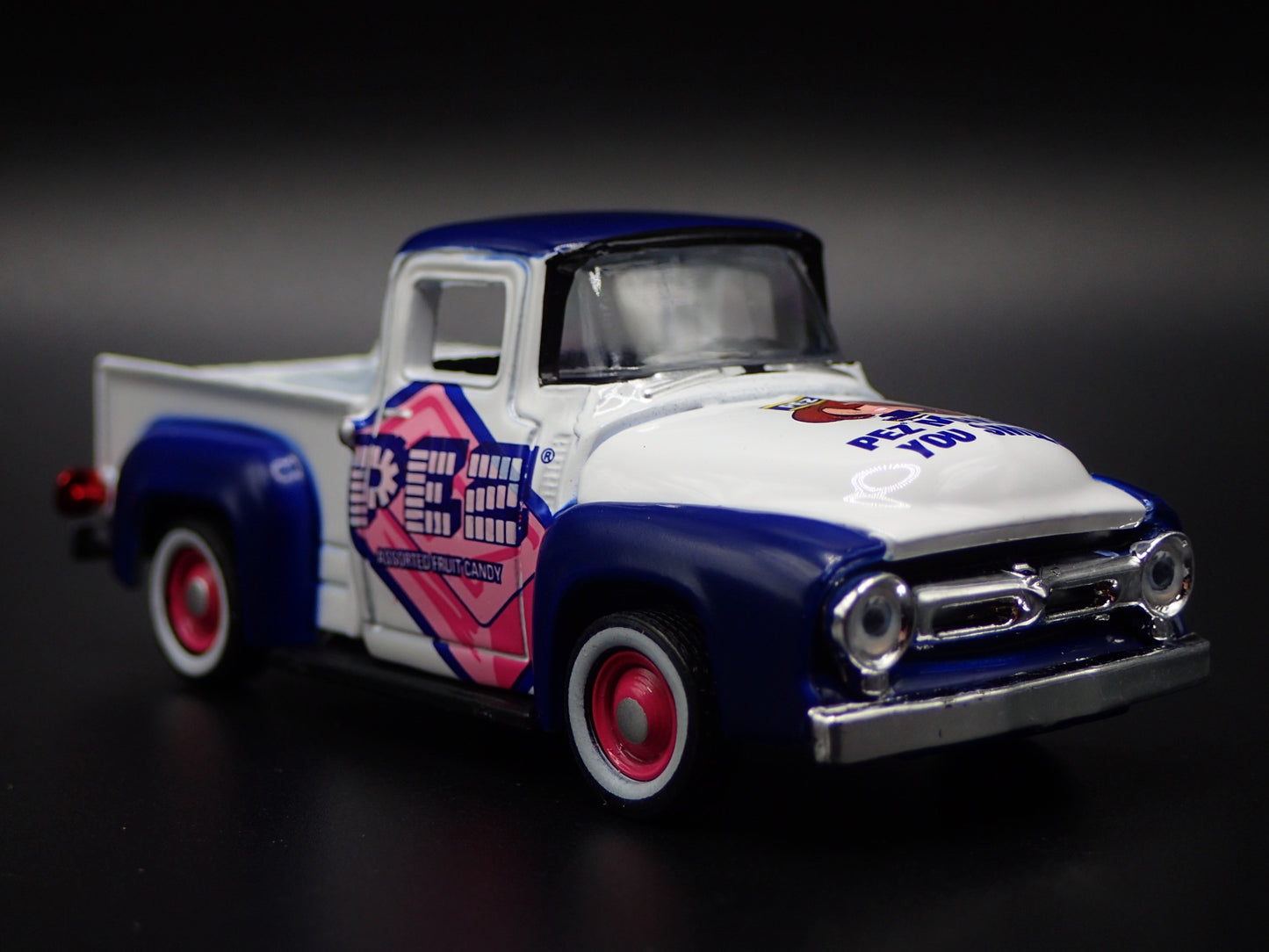 1956 56 FORD F100 PICKUP TRUCK PEZ WHITE 1:64 SCALE DIORAMA DIECAST MODEL CAR