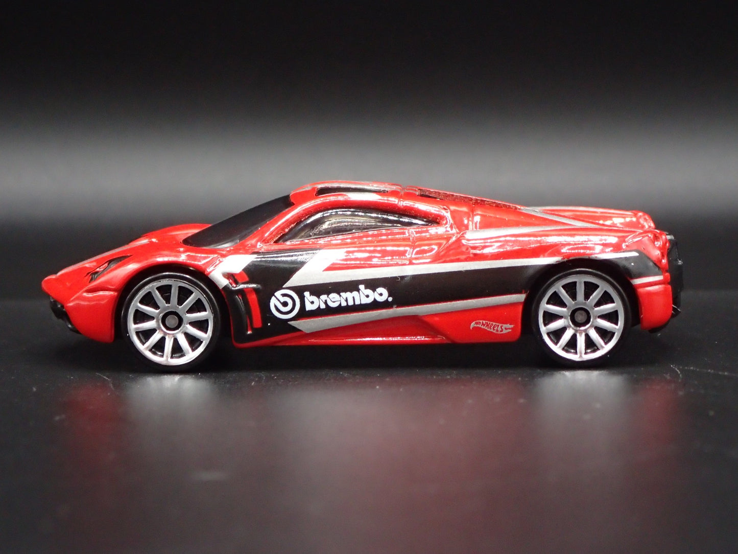 2011-2018 PAGANI HUAYRA SUPER CAR BREMBO 1/64 SCALE DIORAMA DIECAST MODEL CAR