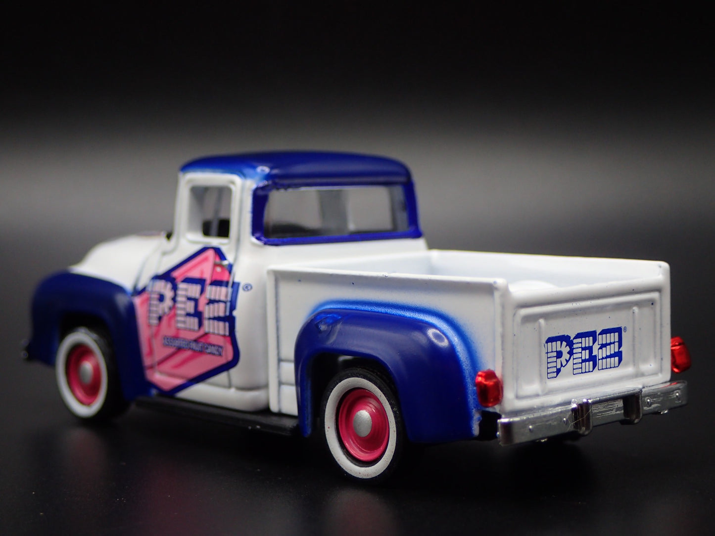 1956 56 FORD F100 PICKUP TRUCK PEZ WHITE 1:64 SCALE DIORAMA DIECAST MODEL CAR