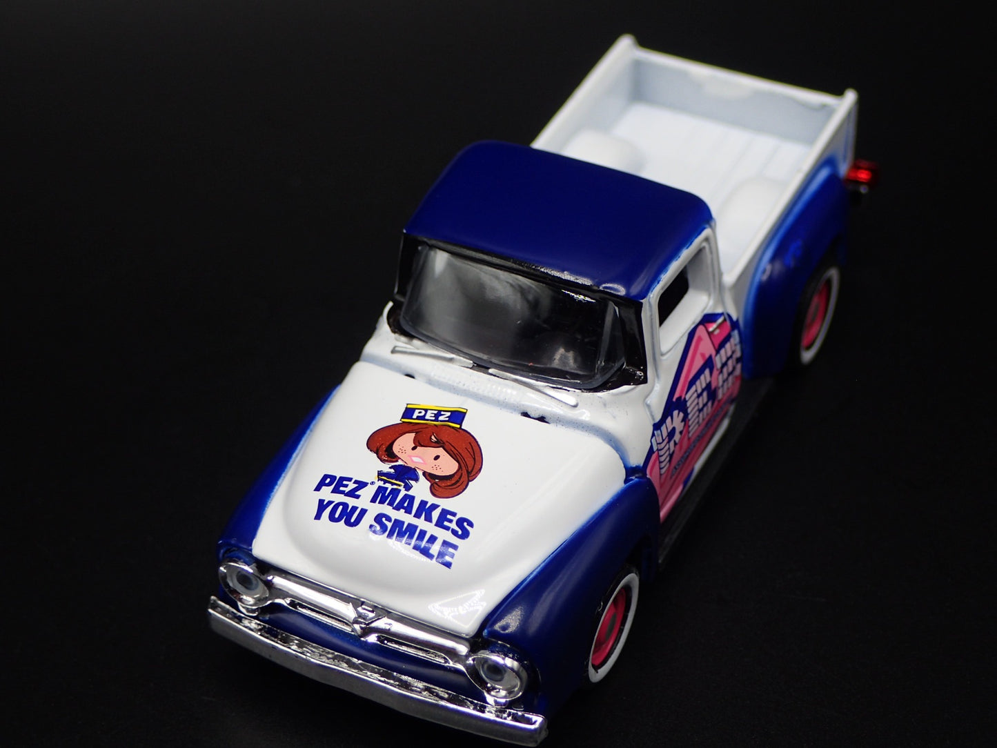 1956 56 FORD F100 PICKUP TRUCK PEZ WHITE 1:64 SCALE DIORAMA DIECAST MODEL CAR