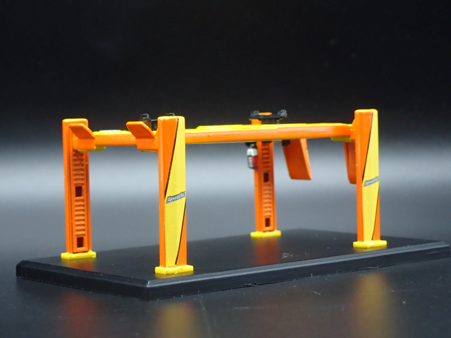 ARMOR ALL 1:64 SCALE AUTO SHOP MECHANIC GARAGE 4 POST CAR LIFT MODEL DIECAST