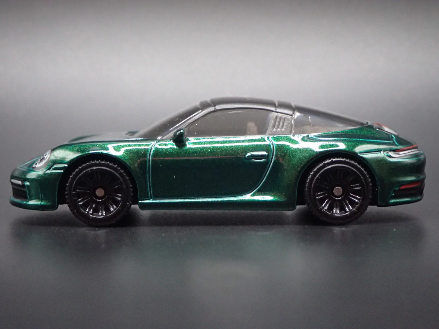 2018-2026 PORSCHE 911 TARGA 4S GREEN 1:64 SCALE COLLECTIBLE DIECAST MODEL CAR