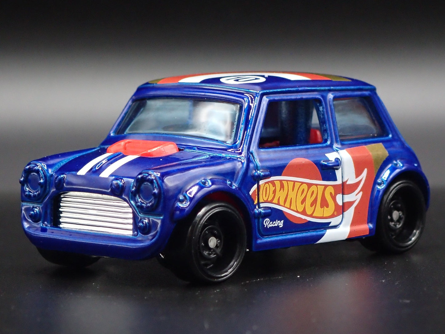1969-1976 MINI COOPER MARK III 1:64 SCALE COLLECTIBLE DIORAMA DIECAST MODEL CAR