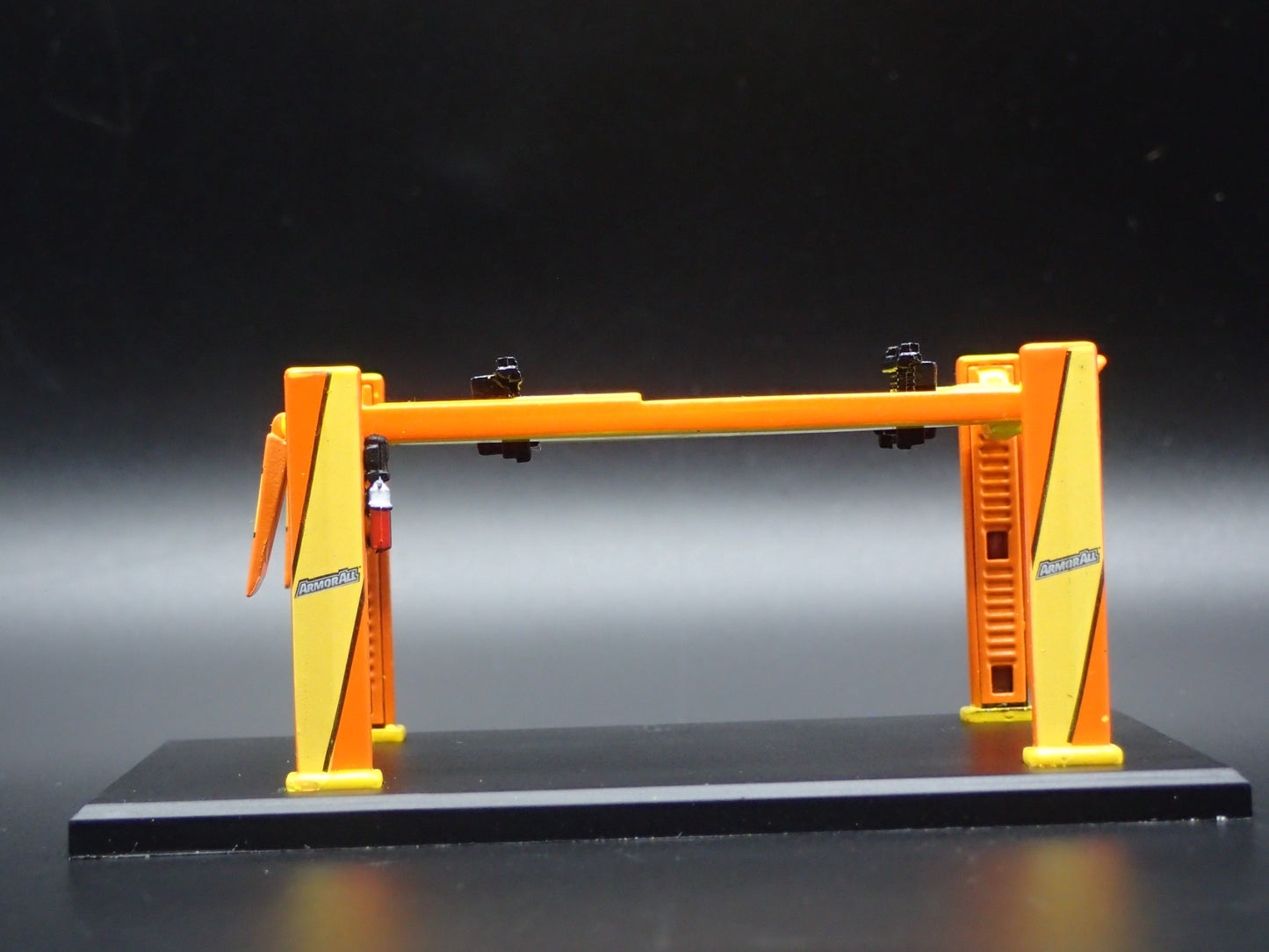 ARMOR ALL 1:64 SCALE AUTO SHOP MECHANIC GARAGE 4 POST CAR LIFT MODEL DIECAST