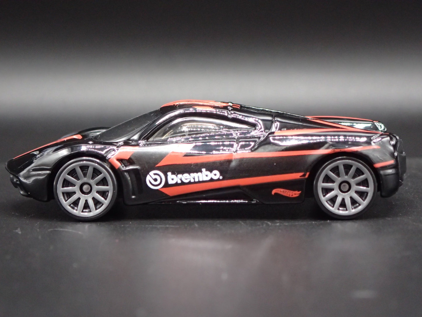 2011-2018 PAGANI HUAYRA SUPER CAR BREMBO 1/64 SCALE DIORAMA DIECAST MODEL CAR