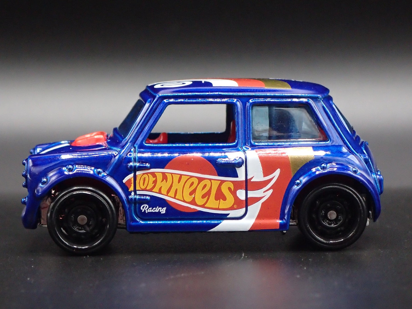1969-1976 MINI COOPER MARK III 1:64 SCALE COLLECTIBLE DIORAMA DIECAST MODEL CAR
