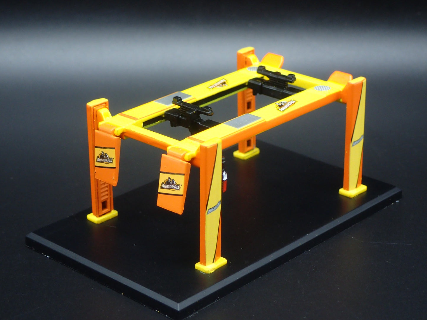 ARMOR ALL 1:64 SCALE AUTO SHOP MECHANIC GARAGE 4 POST CAR LIFT MODEL DIECAST