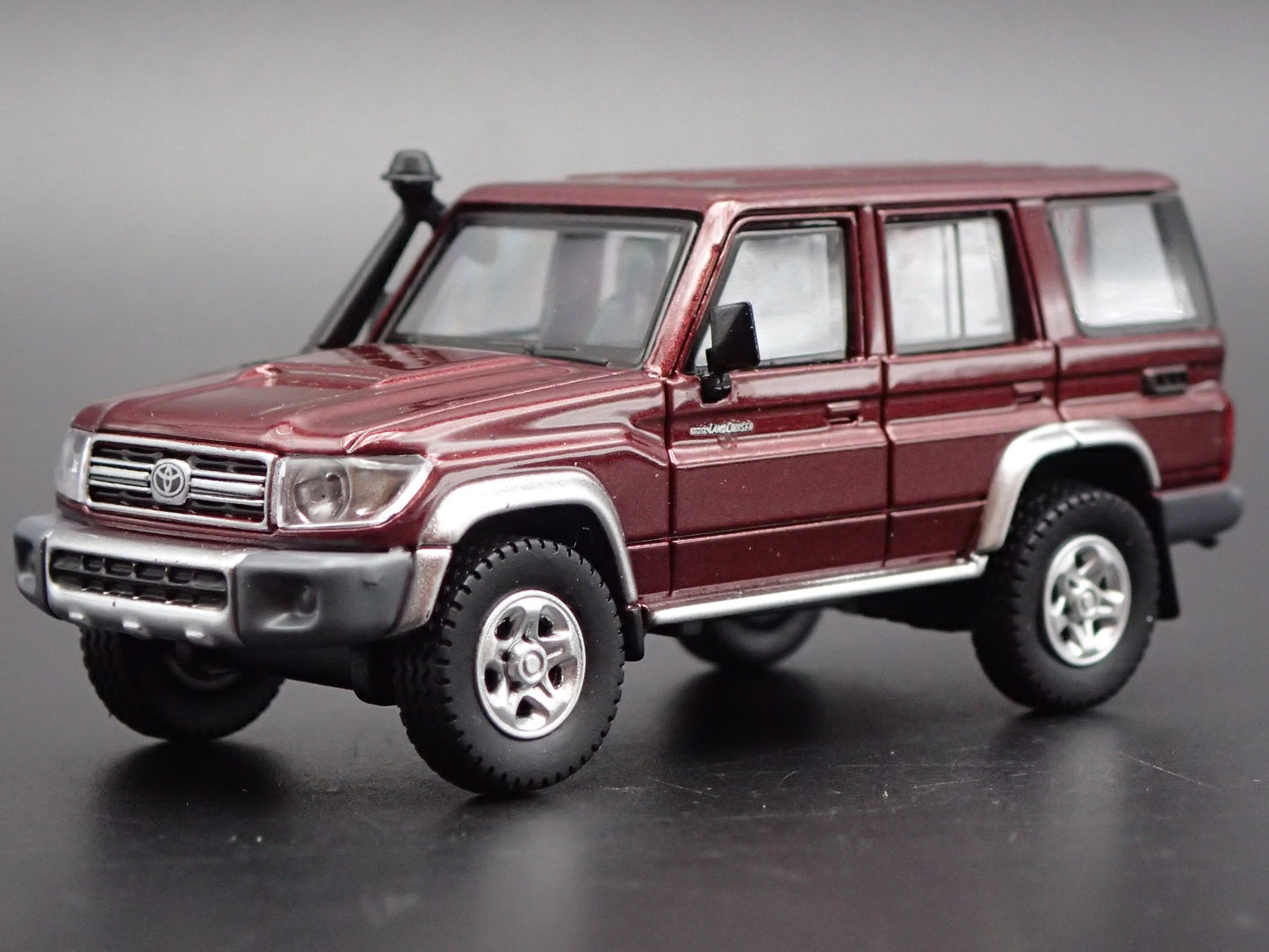 TOYOTA LAND CRUISER 70 SERIES 1/64 SCALE COLLECTIBLE DIORAMA DIECAST MODEL CAR