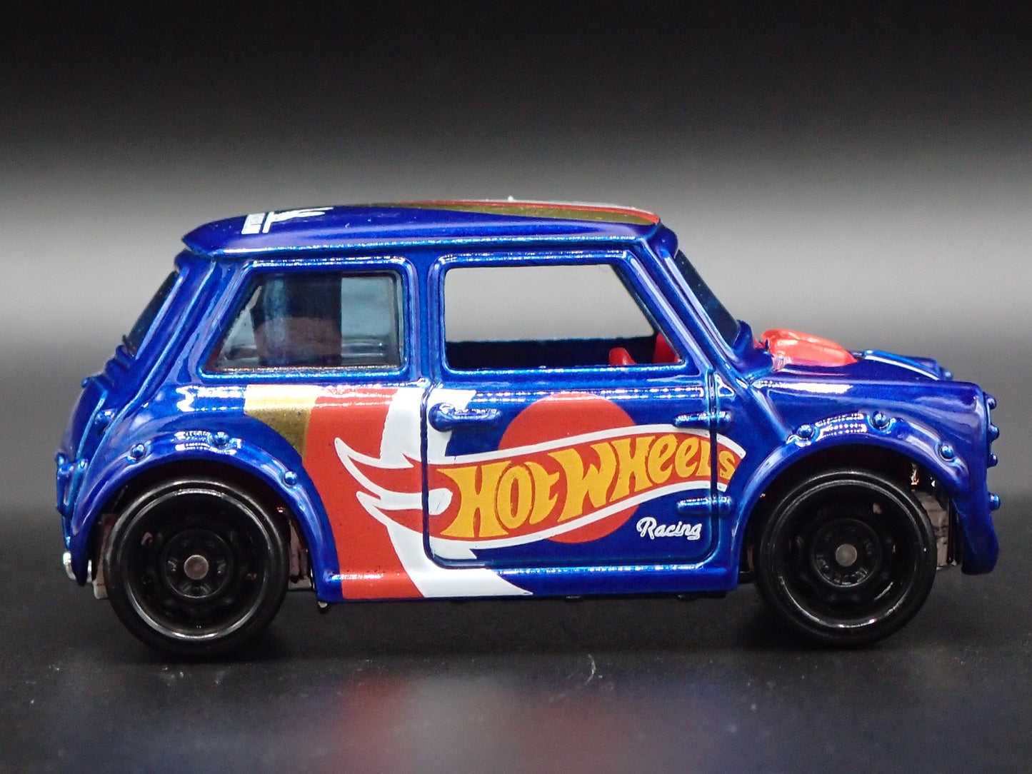 1969-1976 MINI COOPER MARK III 1:64 SCALE COLLECTIBLE DIORAMA DIECAST MODEL CAR