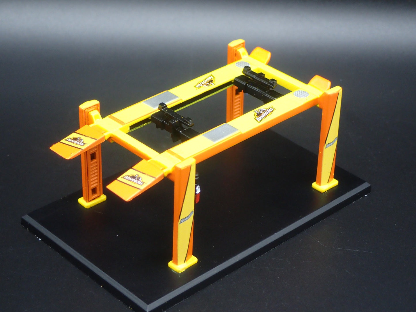 ARMOR ALL 1:64 SCALE AUTO SHOP MECHANIC GARAGE 4 POST CAR LIFT MODEL DIECAST