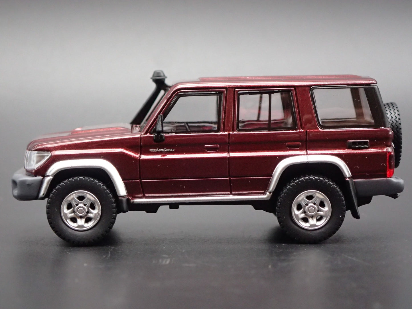 TOYOTA LAND CRUISER 70 SERIES 1/64 SCALE COLLECTIBLE DIORAMA DIECAST MODEL CAR