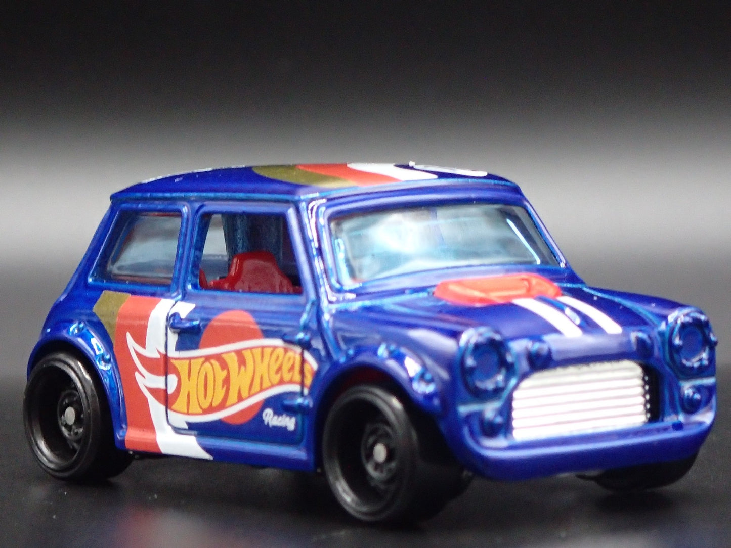 1969-1976 MINI COOPER MARK III 1:64 SCALE COLLECTIBLE DIORAMA DIECAST MODEL CAR