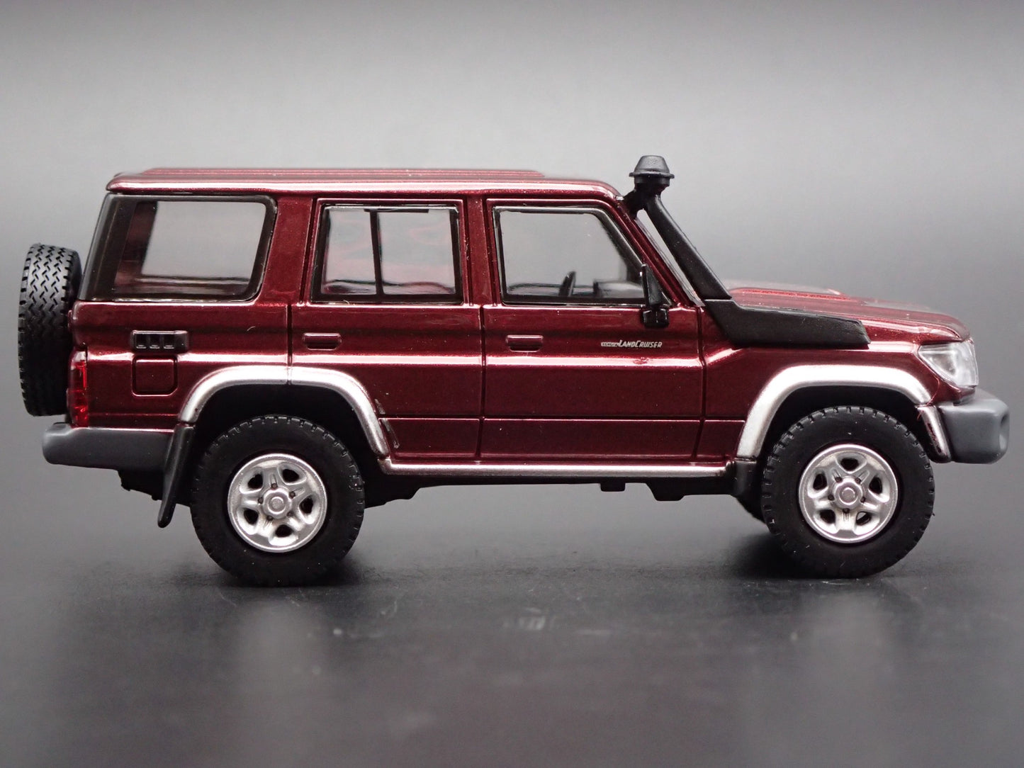 TOYOTA LAND CRUISER 70 SERIES 1/64 SCALE COLLECTIBLE DIORAMA DIECAST MODEL CAR