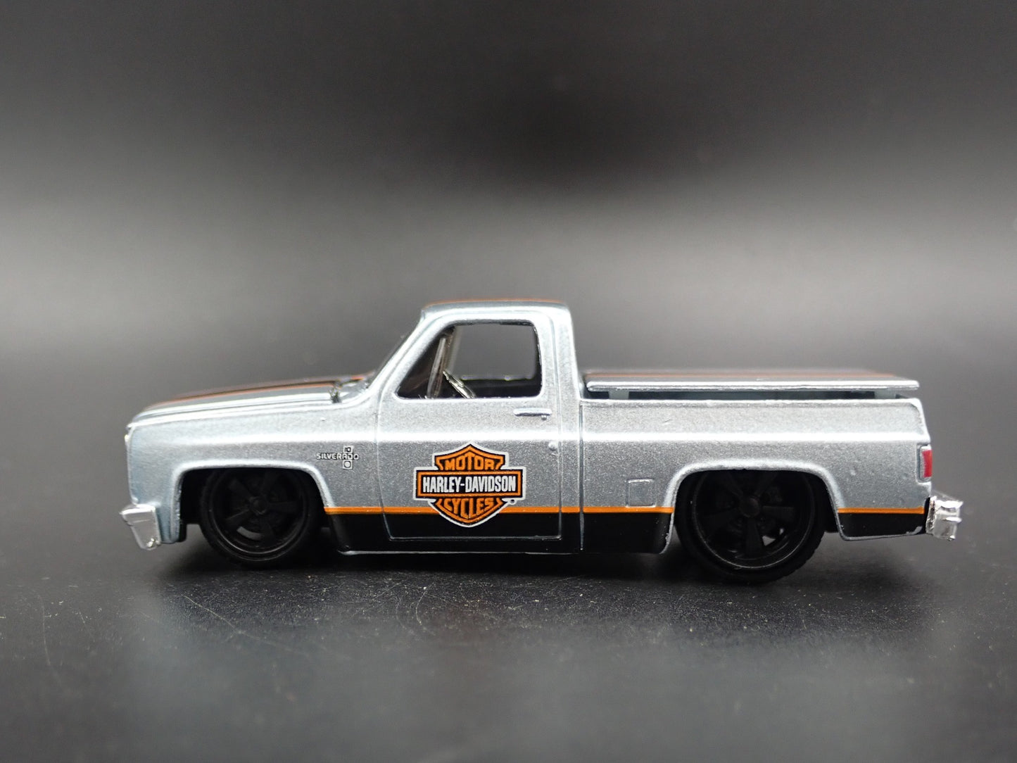 1987 87 CHEVY CHEVROLET SILVERADO 1500 TRUCK HARLEY 1/64 SCALE DIECAST MODEL CAR