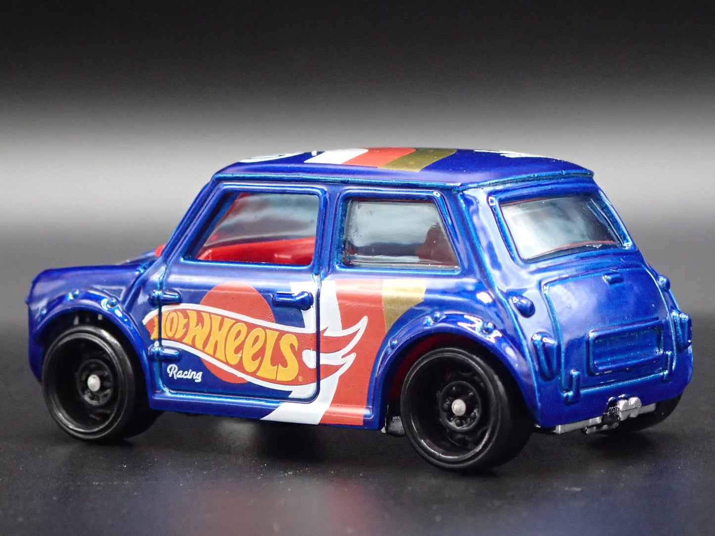 1969-1976 MINI COOPER MARK III 1:64 SCALE COLLECTIBLE DIORAMA DIECAST MODEL CAR