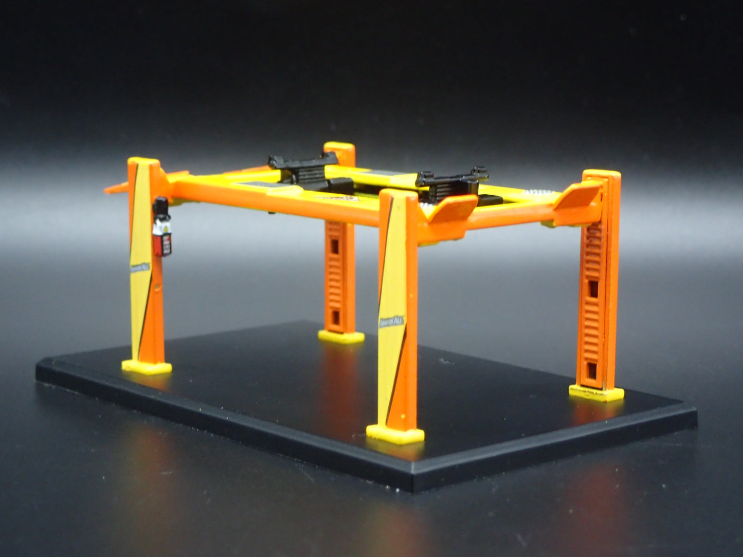 ARMOR ALL 1:64 SCALE AUTO SHOP MECHANIC GARAGE 4 POST CAR LIFT MODEL DIECAST