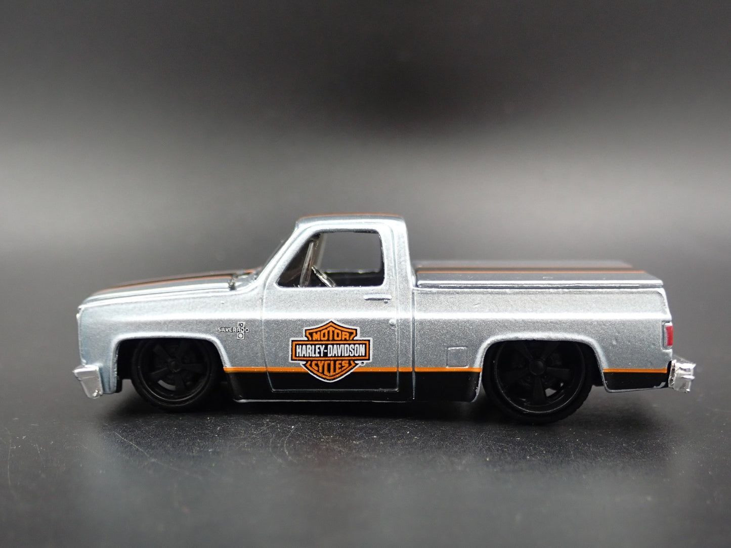 1987 87 CHEVY CHEVROLET SILVERADO 1500 TRUCK HARLEY 1/64 SCALE DIECAST MODEL CAR