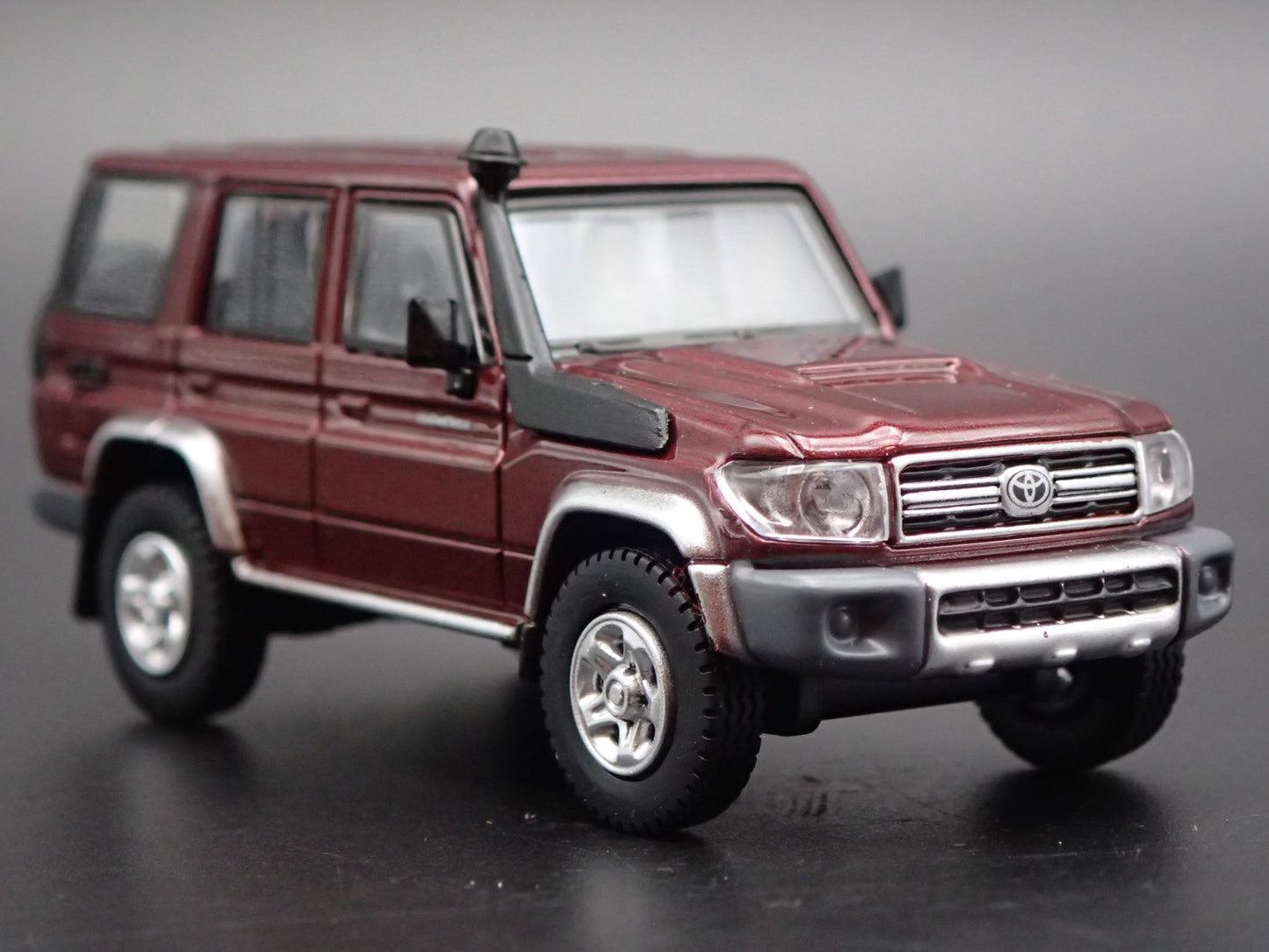 TOYOTA LAND CRUISER 70 SERIES 1/64 SCALE COLLECTIBLE DIORAMA DIECAST MODEL CAR