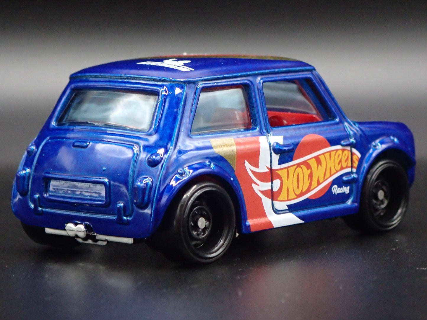 1969-1976 MINI COOPER MARK III 1:64 SCALE COLLECTIBLE DIORAMA DIECAST MODEL CAR