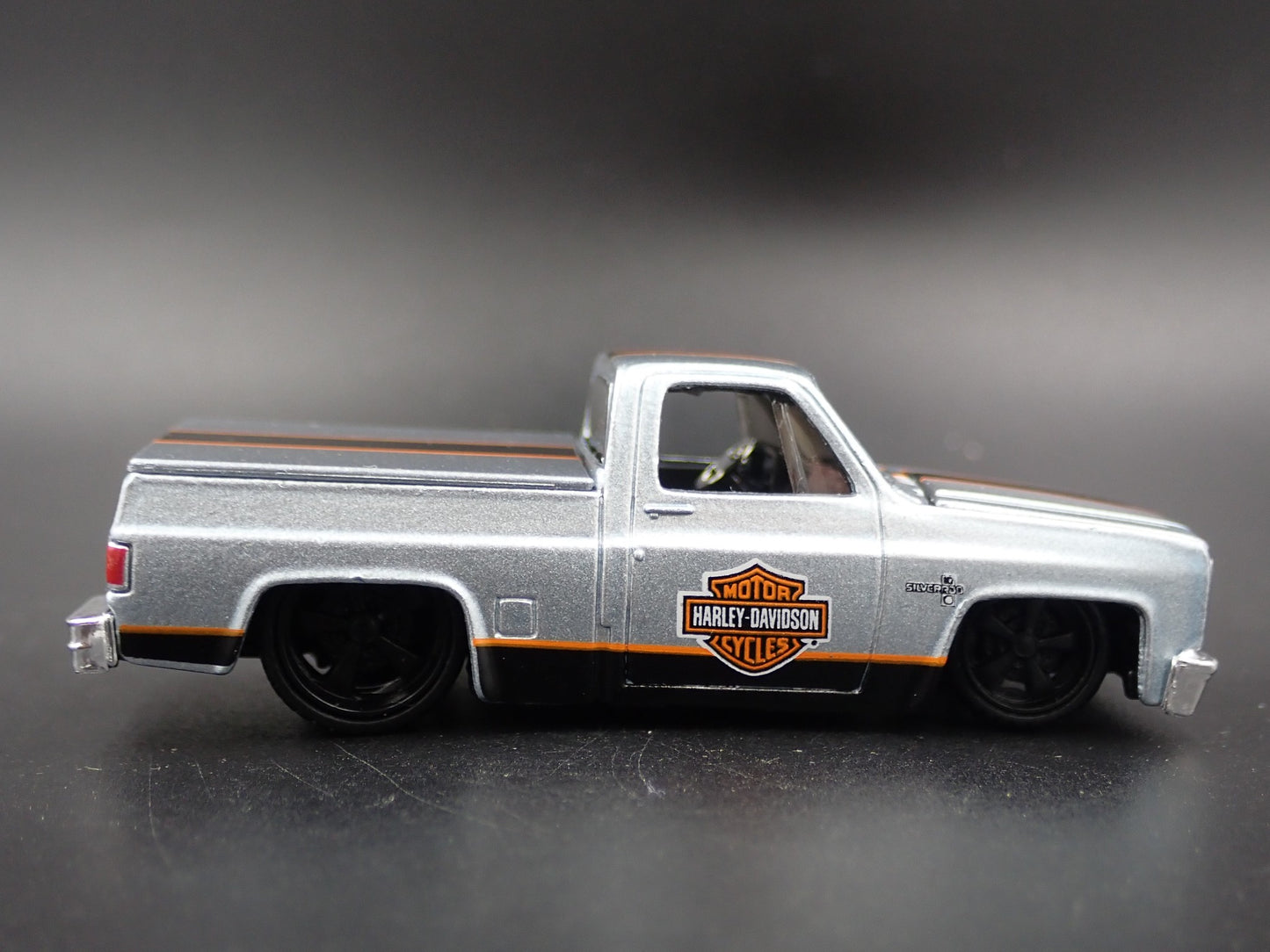 1987 87 CHEVY CHEVROLET SILVERADO 1500 TRUCK HARLEY 1/64 SCALE DIECAST MODEL CAR