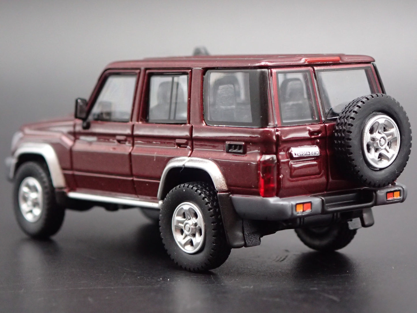 TOYOTA LAND CRUISER 70 SERIES 1/64 SCALE COLLECTIBLE DIORAMA DIECAST MODEL CAR
