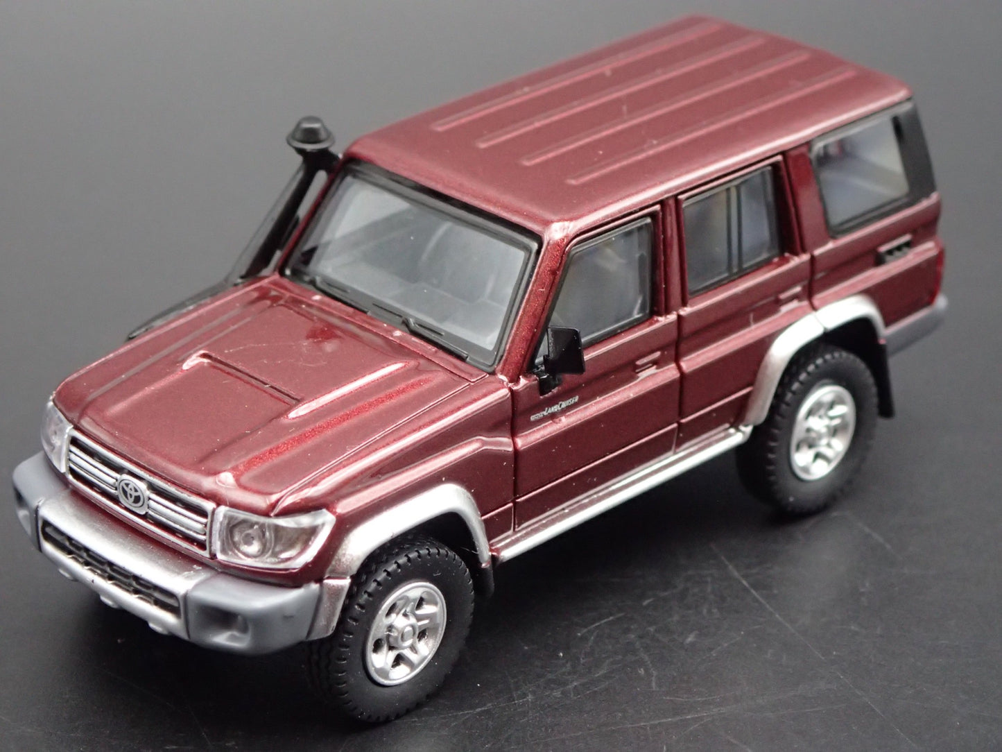 TOYOTA LAND CRUISER 70 SERIES 1/64 SCALE COLLECTIBLE DIORAMA DIECAST MODEL CAR