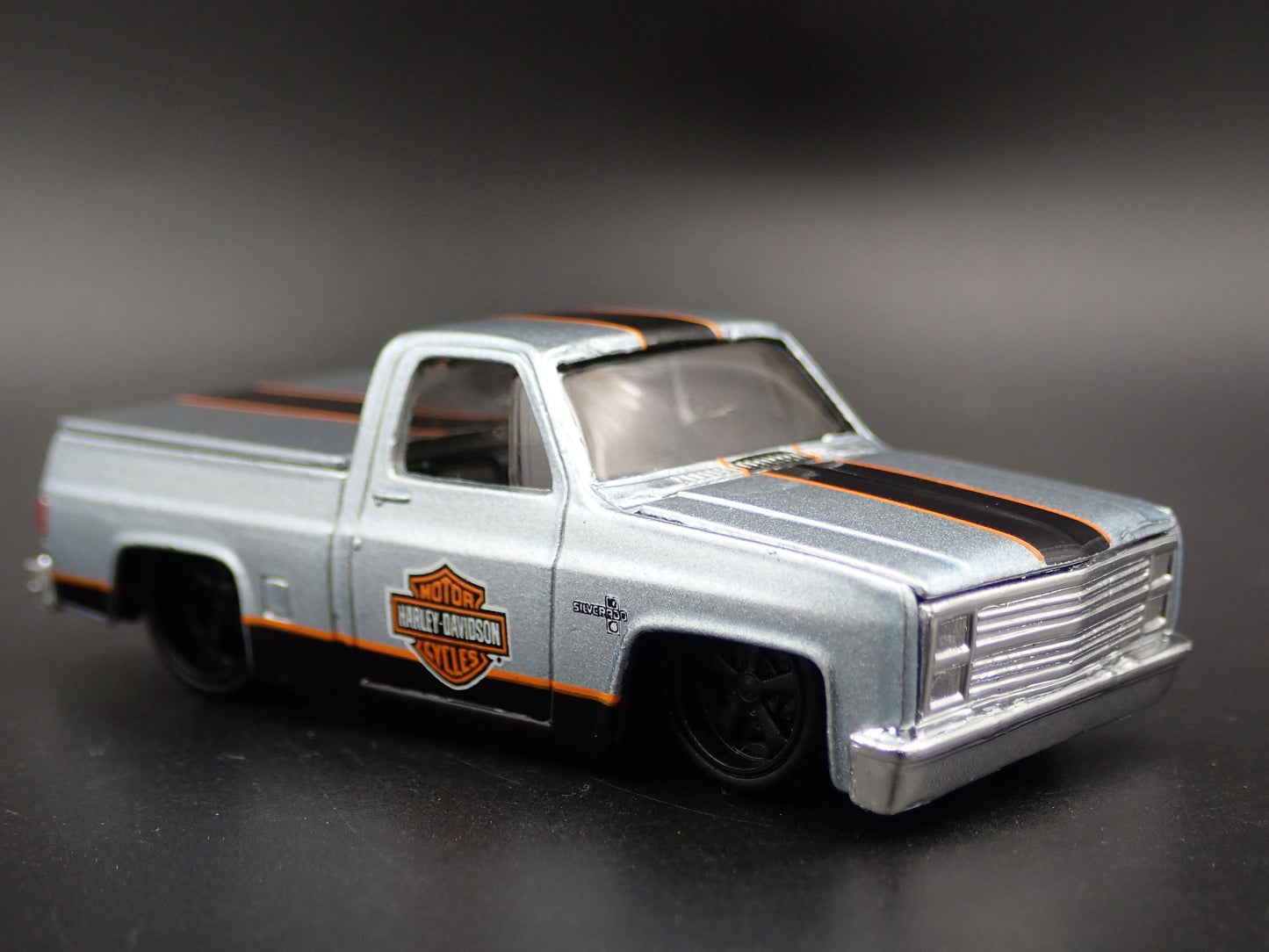 1987 87 CHEVY CHEVROLET SILVERADO 1500 TRUCK HARLEY 1/64 SCALE DIECAST MODEL CAR