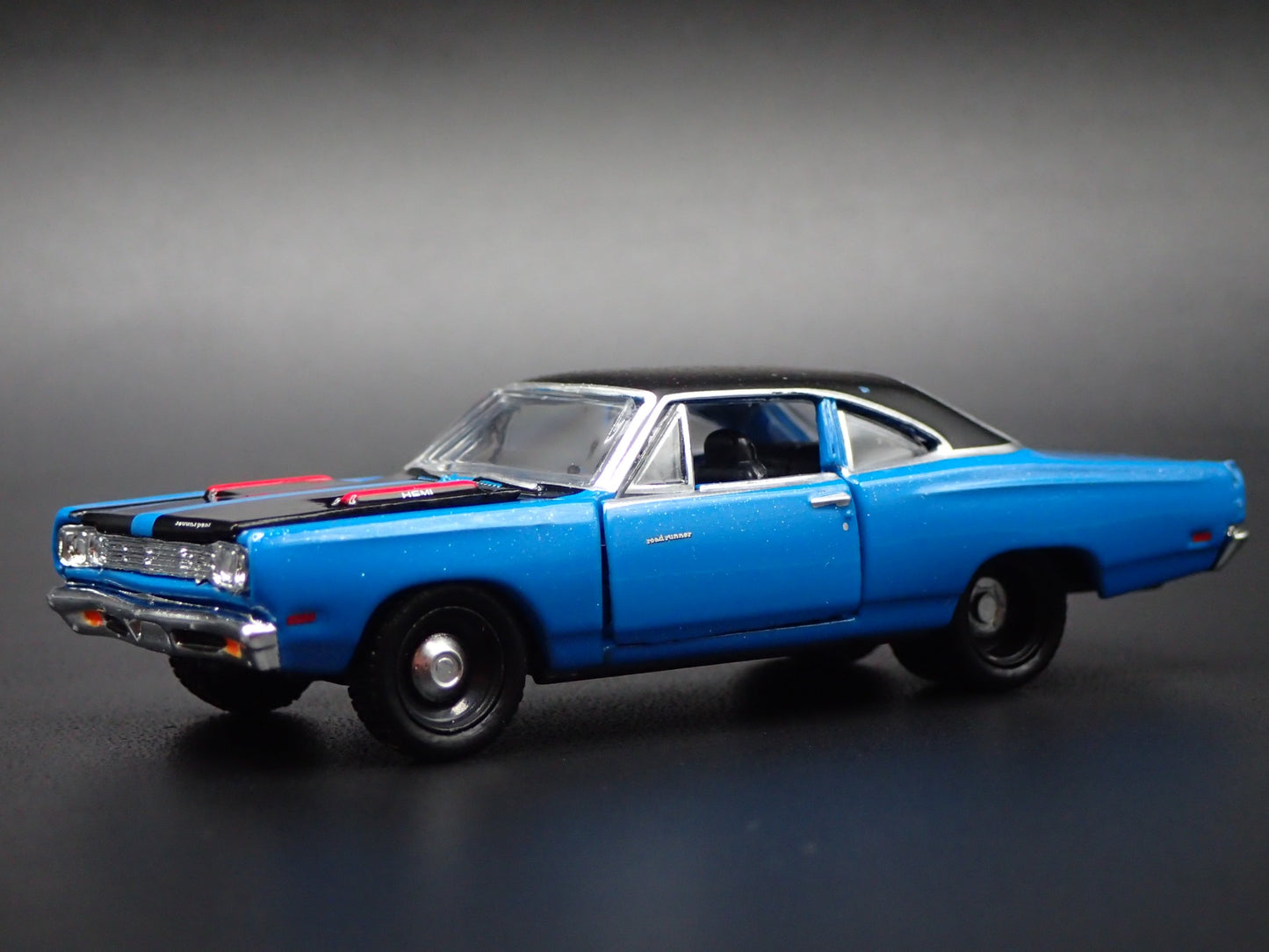 1969 69 PLYMOUTH ROAD RUNNER HEMI BLUE RARE 1:64 SCALE DIORAMA DIECAST MODEL CAR