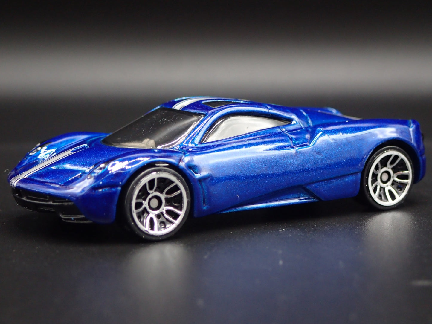 2011-2018 PAGANI HUAYRA SUPER CAR BLUE 1/64 SCALE DIORAMA DIECAST MODEL CAR