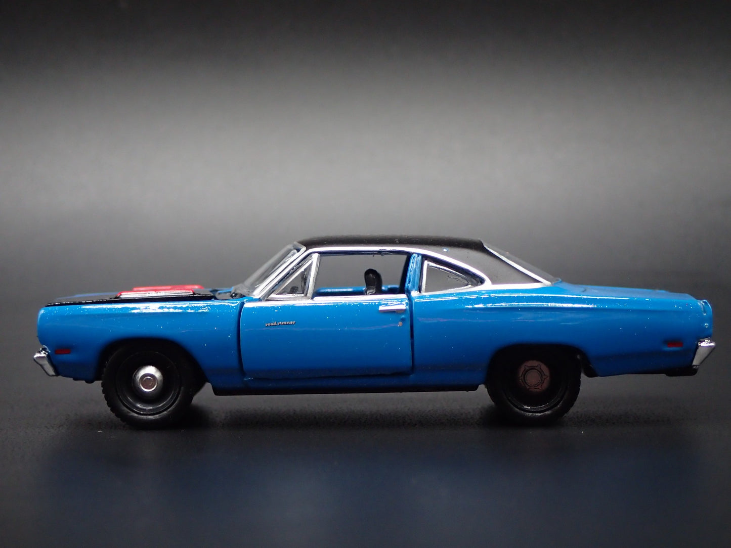 1969 69 PLYMOUTH ROAD RUNNER HEMI BLUE RARE 1:64 SCALE DIORAMA DIECAST MODEL CAR