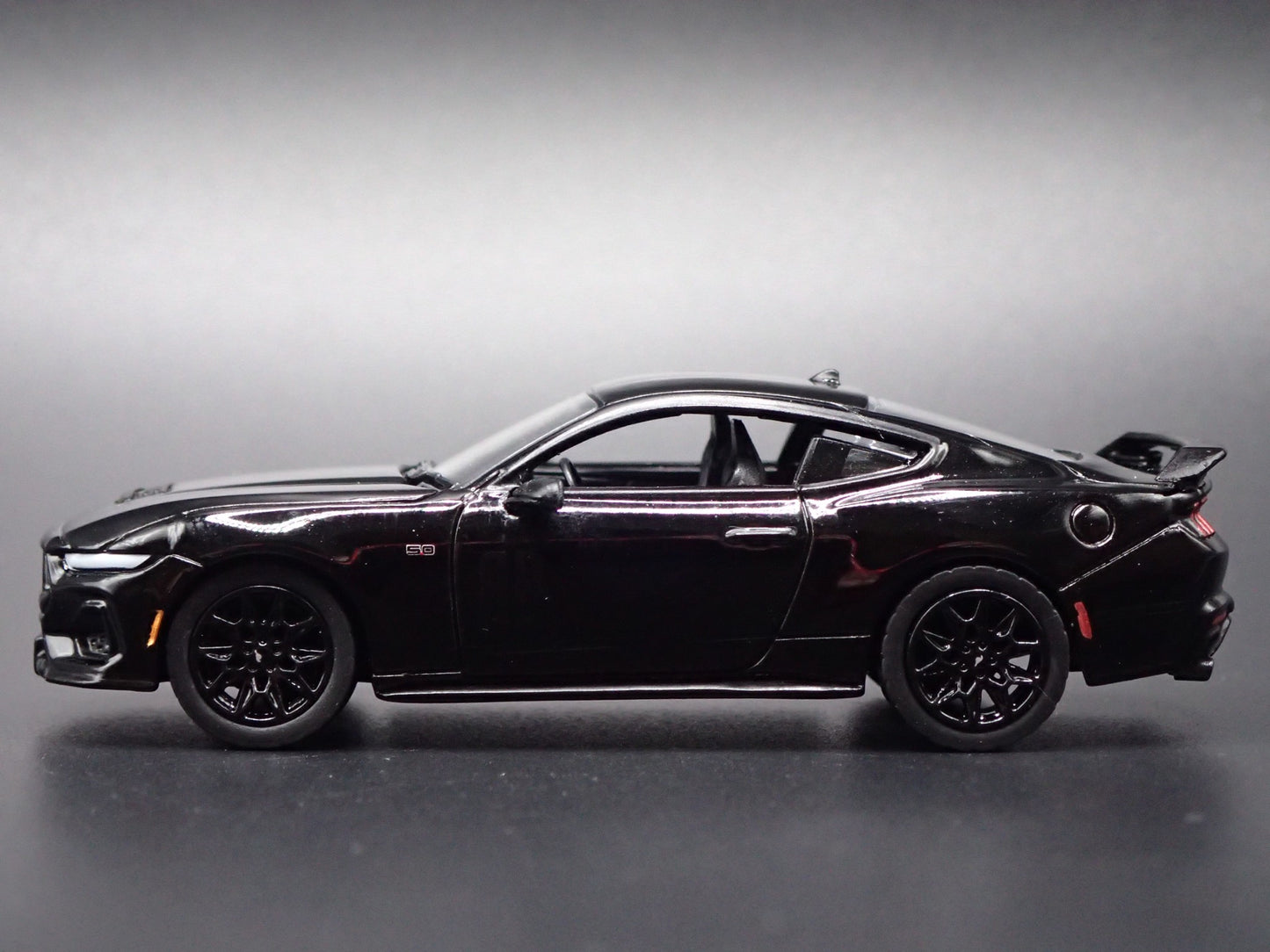 2024-2025 FORD MUSTANG GT COUPE BLACK 1:64 SCALE DIORAMA DIECAST MODEL CAR