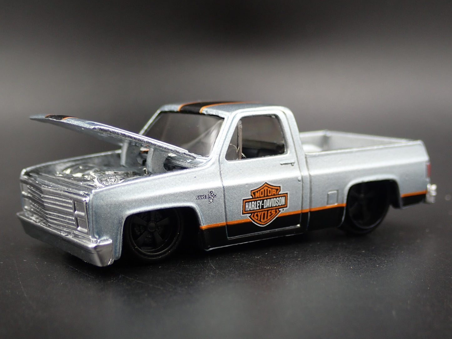 1987 87 CHEVY CHEVROLET SILVERADO 1500 TRUCK HARLEY 1/64 SCALE DIECAST MODEL CAR