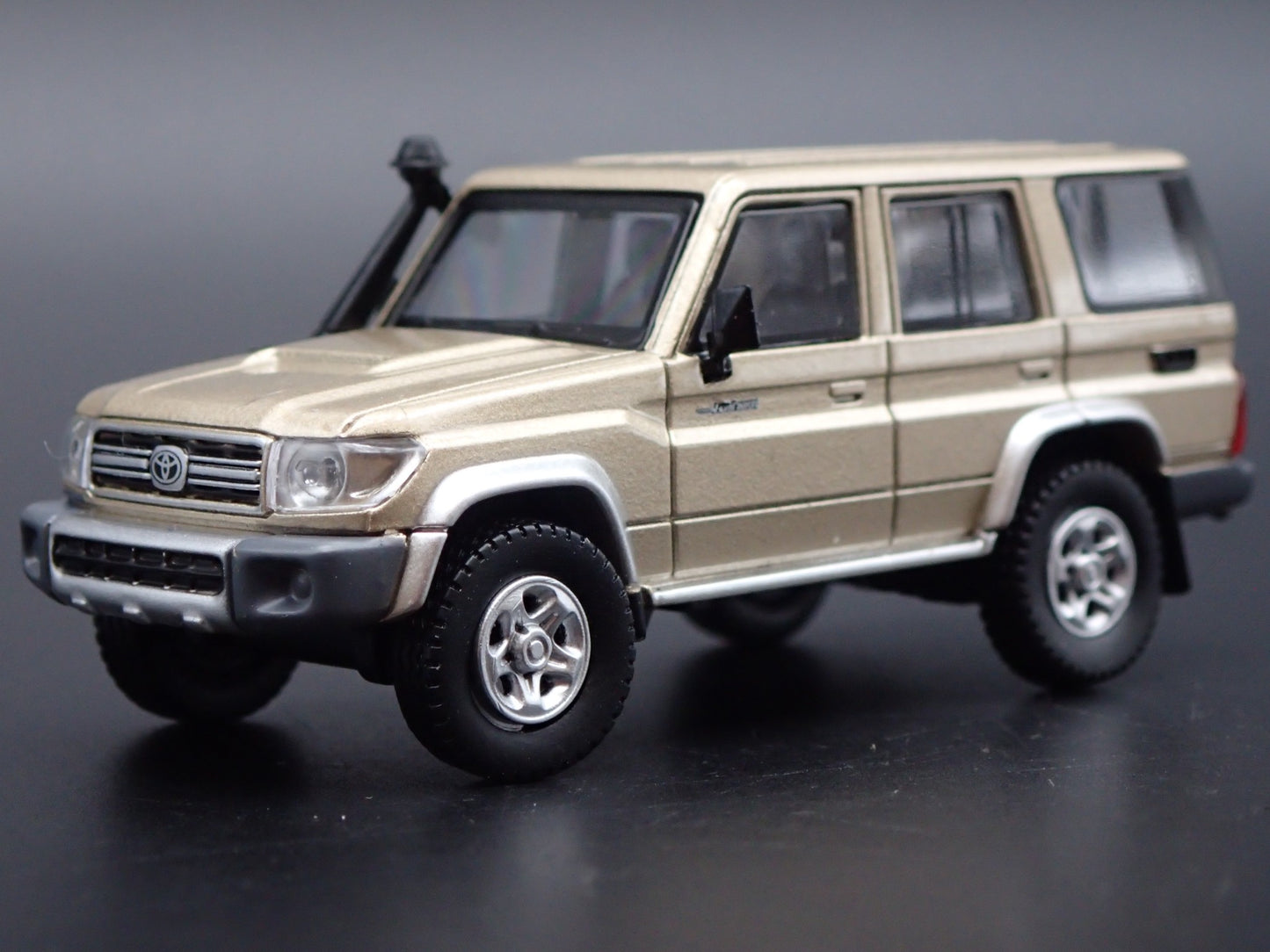 TOYOTA LAND CRUISER 70 SERIES 1/64 SCALE COLLECTIBLE DIORAMA DIECAST MODEL CAR
