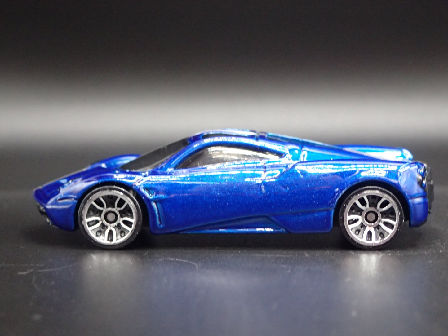 2011-2018 PAGANI HUAYRA SUPER CAR BLUE 1/64 SCALE DIORAMA DIECAST MODEL CAR