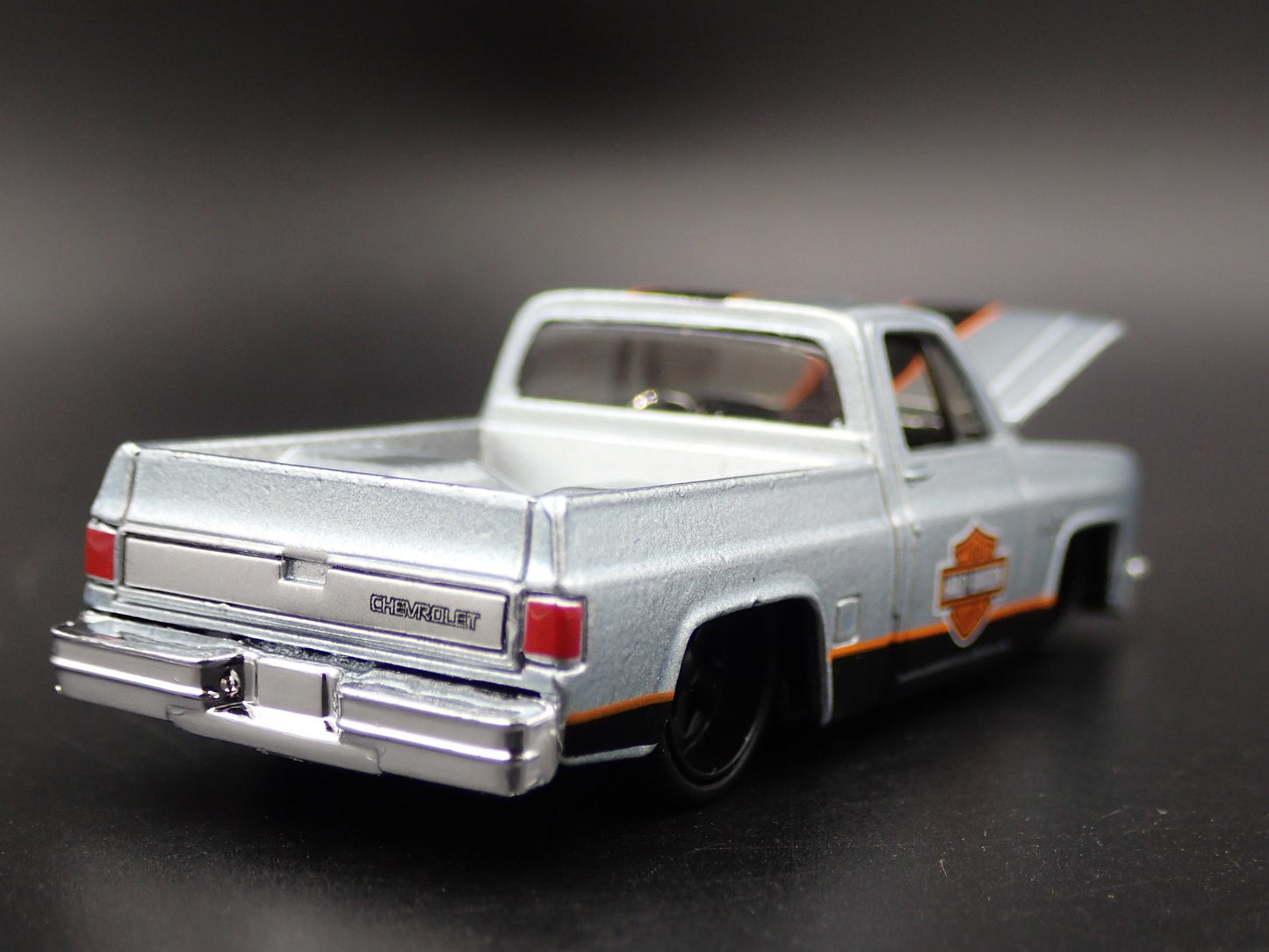 1987 87 CHEVY CHEVROLET SILVERADO 1500 TRUCK HARLEY 1/64 SCALE DIECAST MODEL CAR