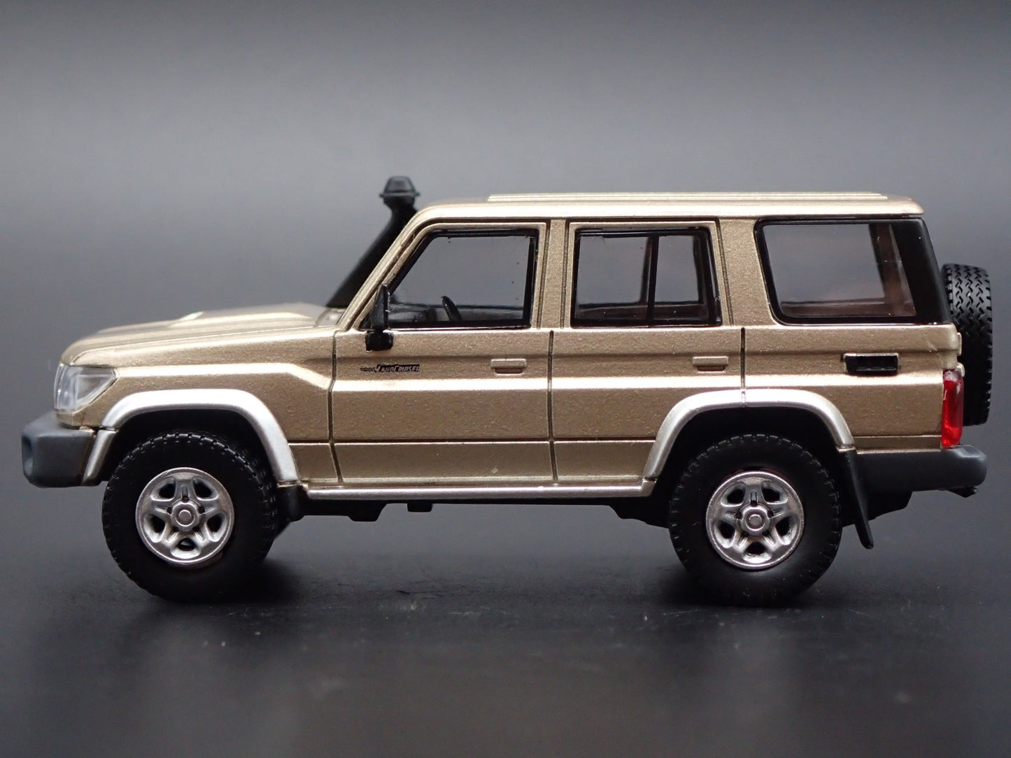 TOYOTA LAND CRUISER 70 SERIES 1/64 SCALE COLLECTIBLE DIORAMA DIECAST MODEL CAR