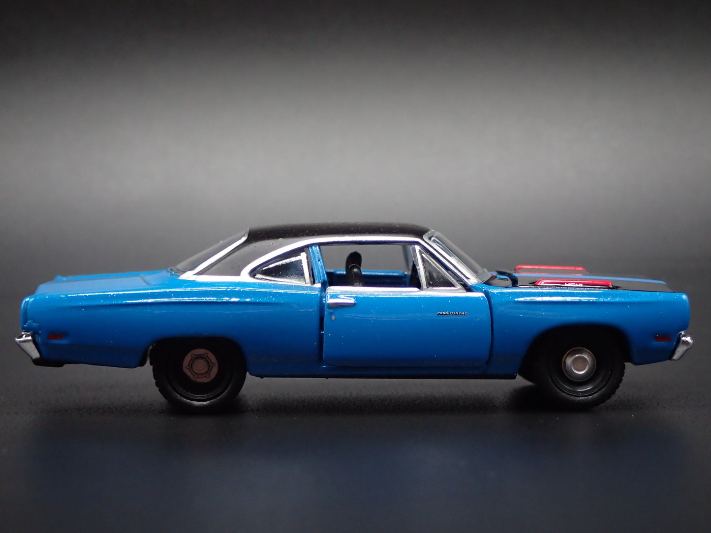 1969 69 PLYMOUTH ROAD RUNNER HEMI BLUE RARE 1:64 SCALE DIORAMA DIECAST MODEL CAR