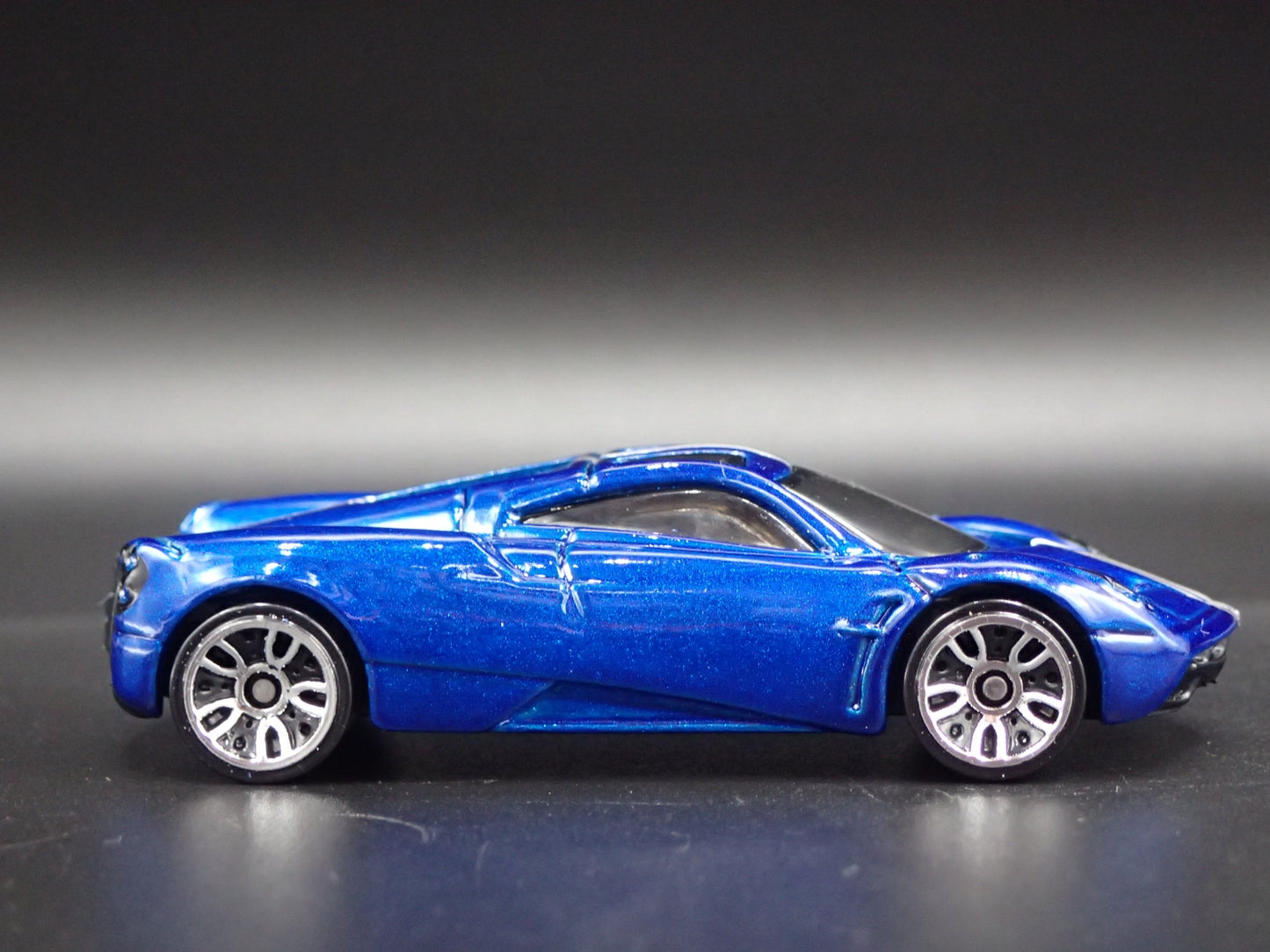 2011-2018 PAGANI HUAYRA SUPER CAR BLUE 1/64 SCALE DIORAMA DIECAST MODEL CAR