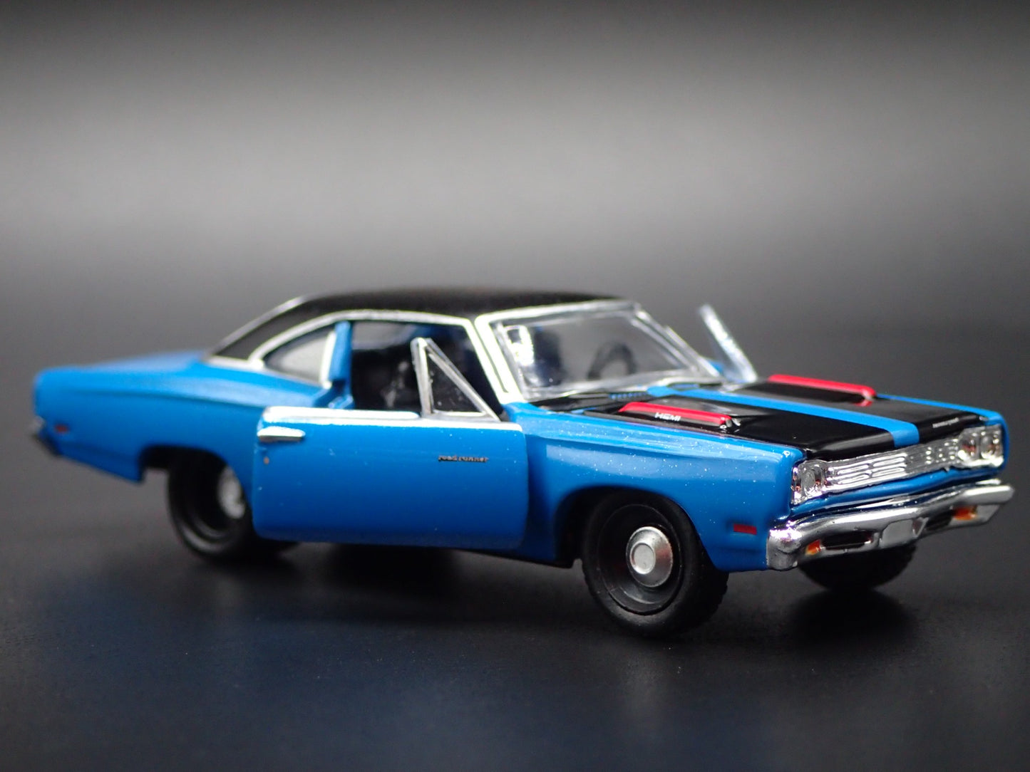 1969 69 PLYMOUTH ROAD RUNNER HEMI BLUE RARE 1:64 SCALE DIORAMA DIECAST MODEL CAR