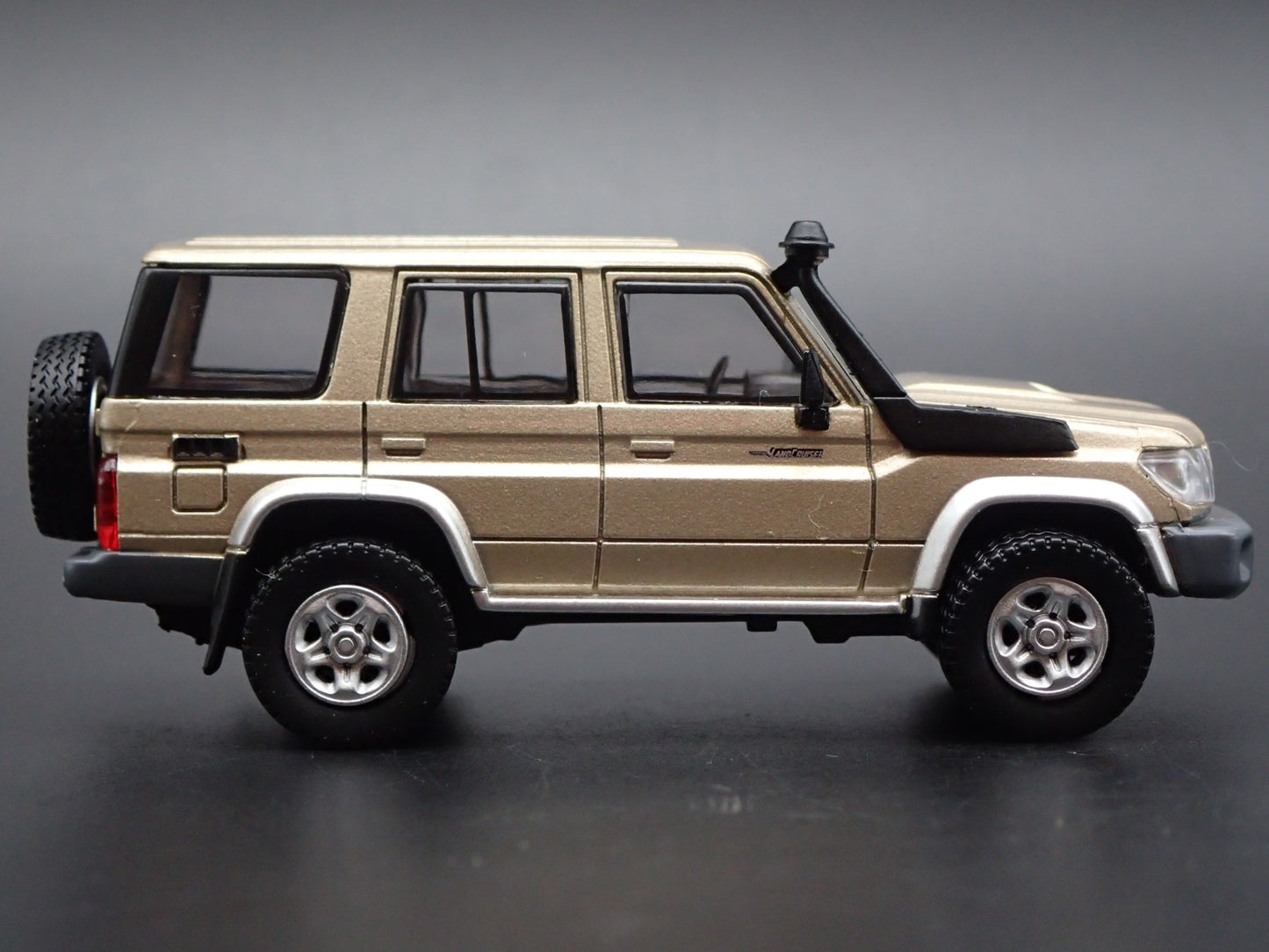 TOYOTA LAND CRUISER 70 SERIES 1/64 SCALE COLLECTIBLE DIORAMA DIECAST MODEL CAR