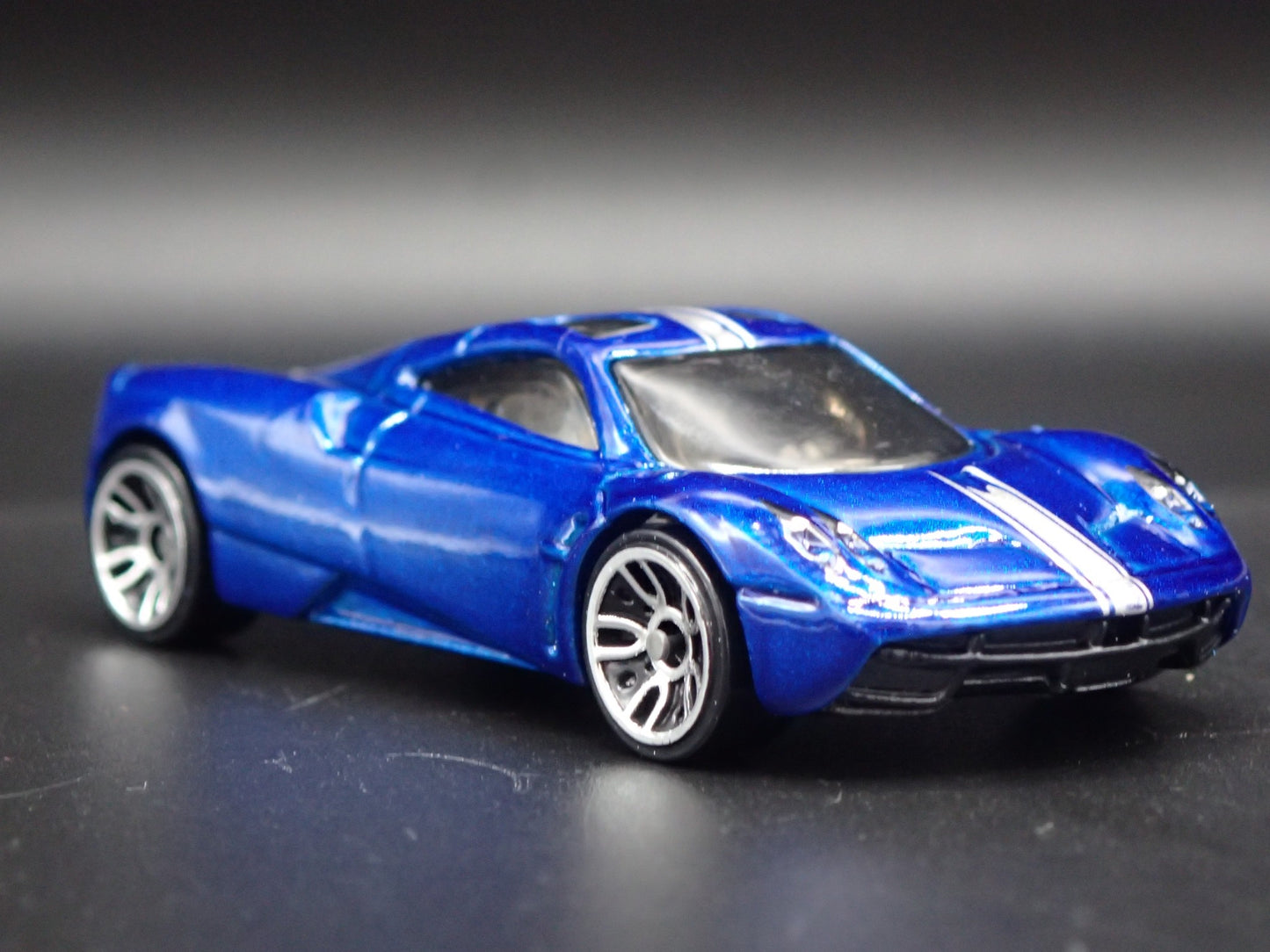 2011-2018 PAGANI HUAYRA SUPER CAR BLUE 1/64 SCALE DIORAMA DIECAST MODEL CAR