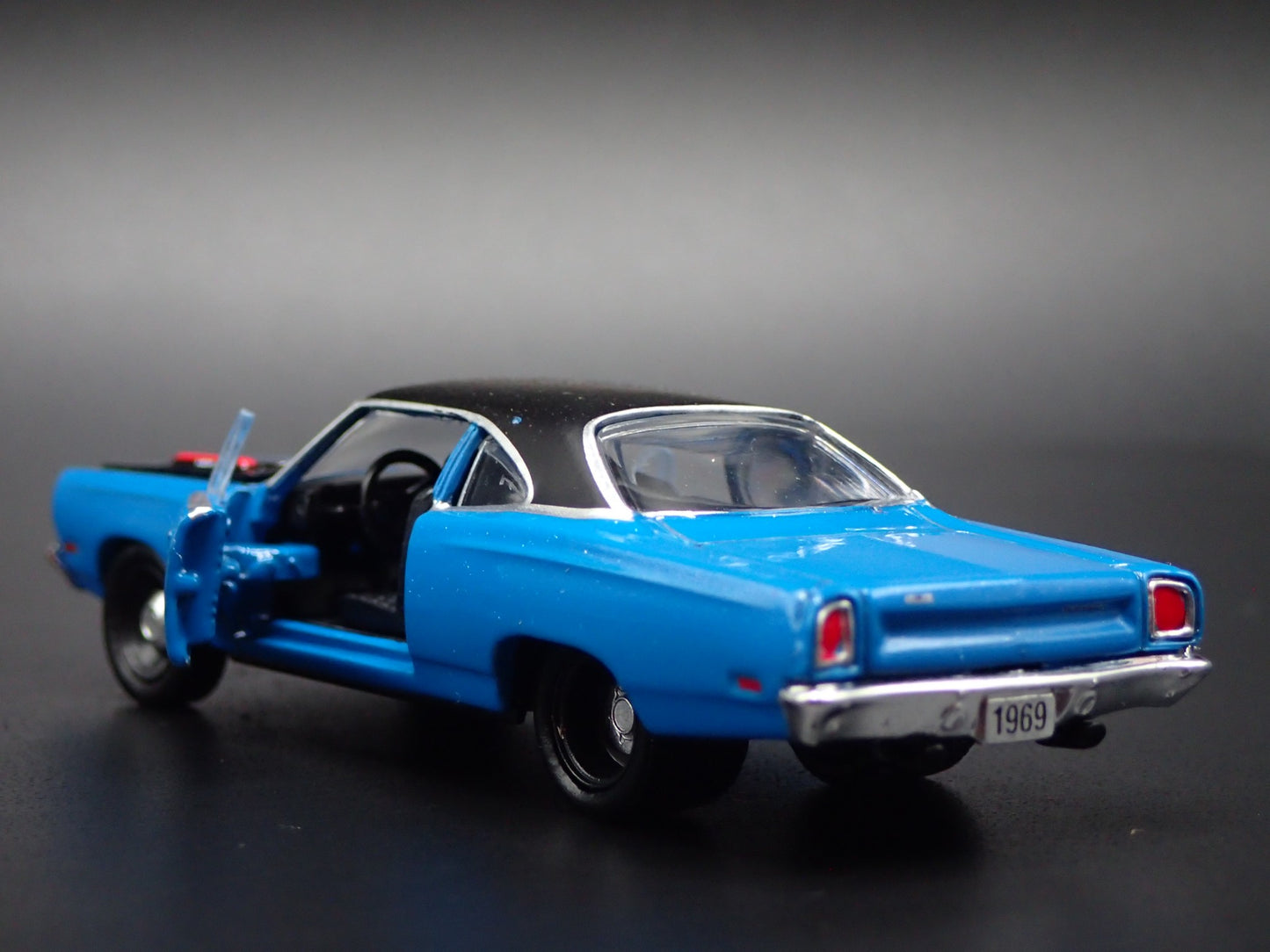 1969 69 PLYMOUTH ROAD RUNNER HEMI BLUE RARE 1:64 SCALE DIORAMA DIECAST MODEL CAR