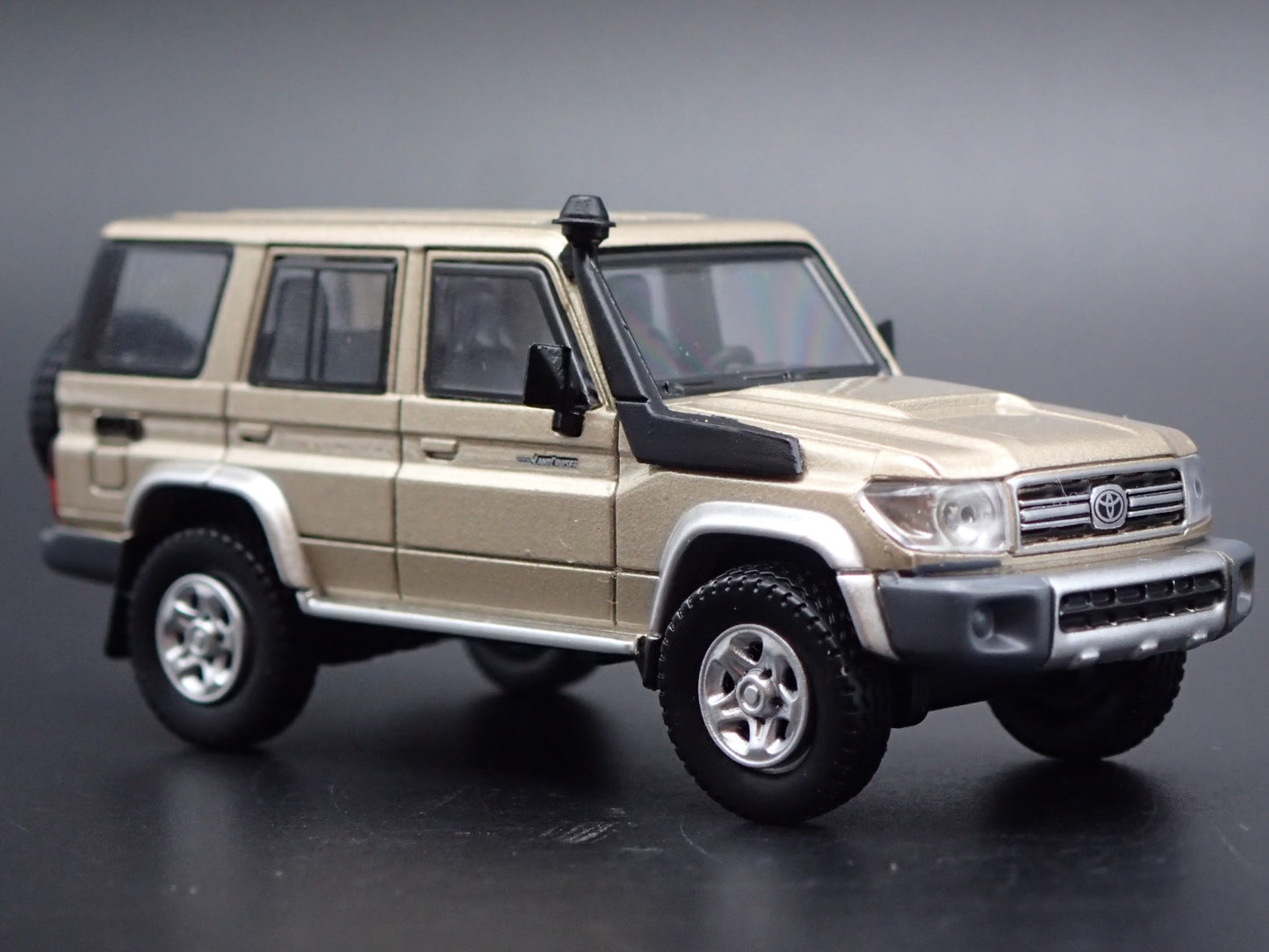 TOYOTA LAND CRUISER 70 SERIES 1/64 SCALE COLLECTIBLE DIORAMA DIECAST MODEL CAR