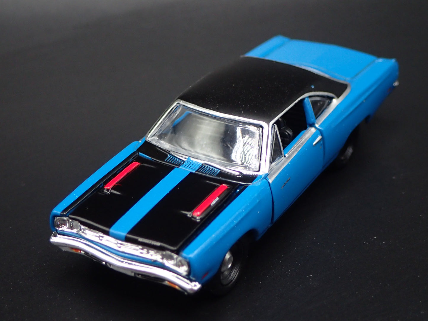 1969 69 PLYMOUTH ROAD RUNNER HEMI BLUE RARE 1:64 SCALE DIORAMA DIECAST MODEL CAR