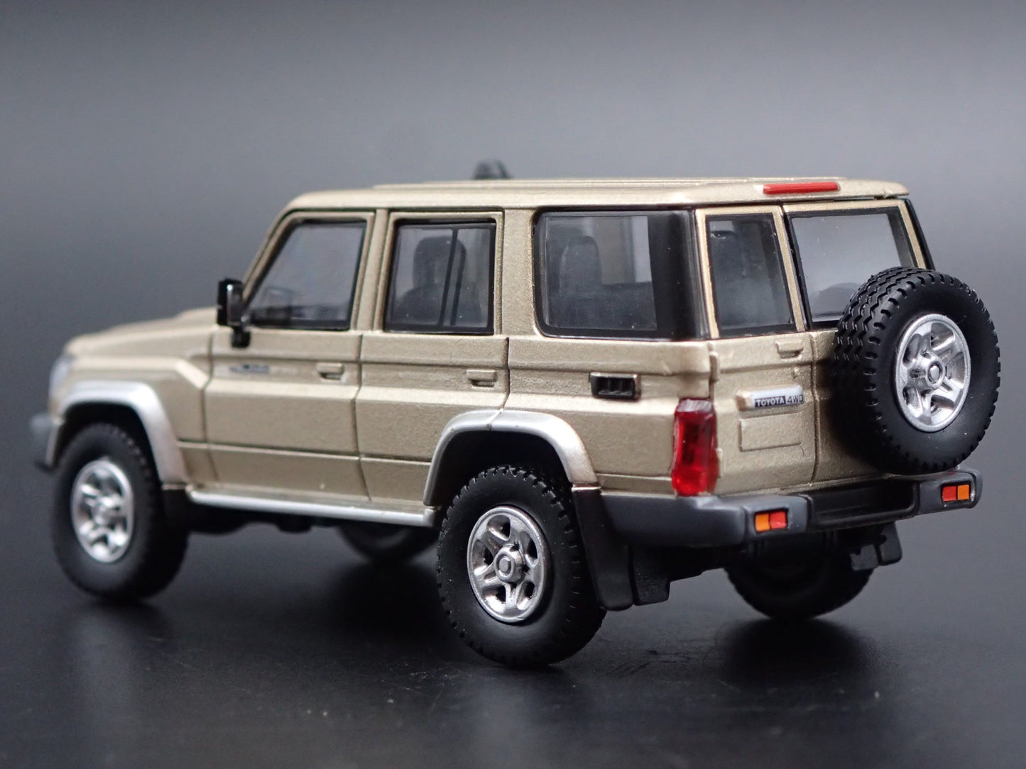 TOYOTA LAND CRUISER 70 SERIES 1/64 SCALE COLLECTIBLE DIORAMA DIECAST MODEL CAR