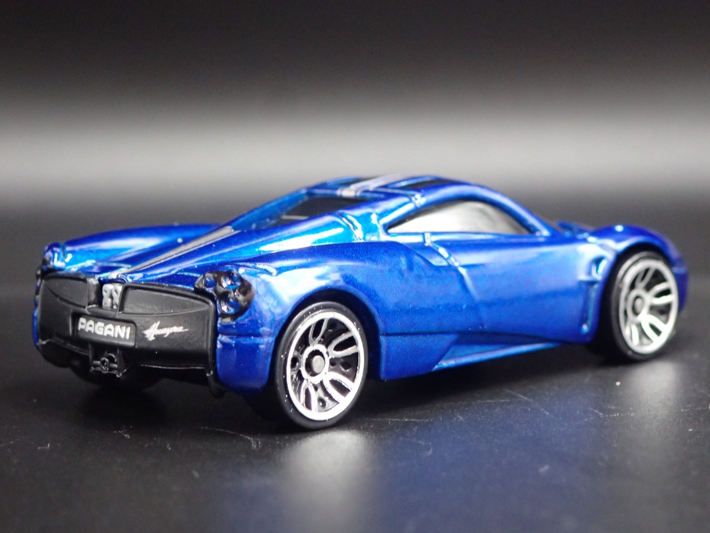 2011-2018 PAGANI HUAYRA SUPER CAR BLUE 1/64 SCALE DIORAMA DIECAST MODEL CAR